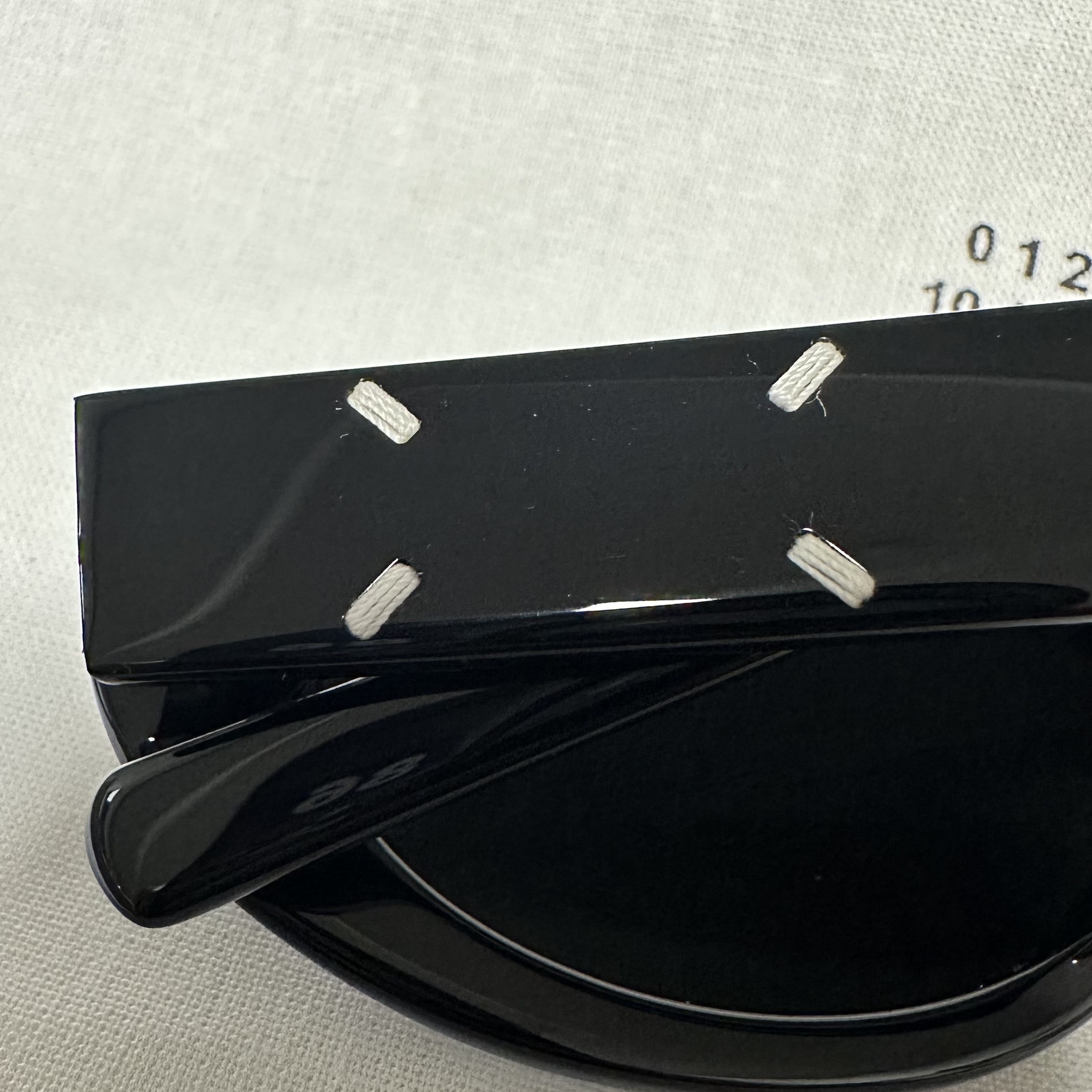 Gentle Monster x Maison Margiela MM005 Black Black 착용 스타일 - 3