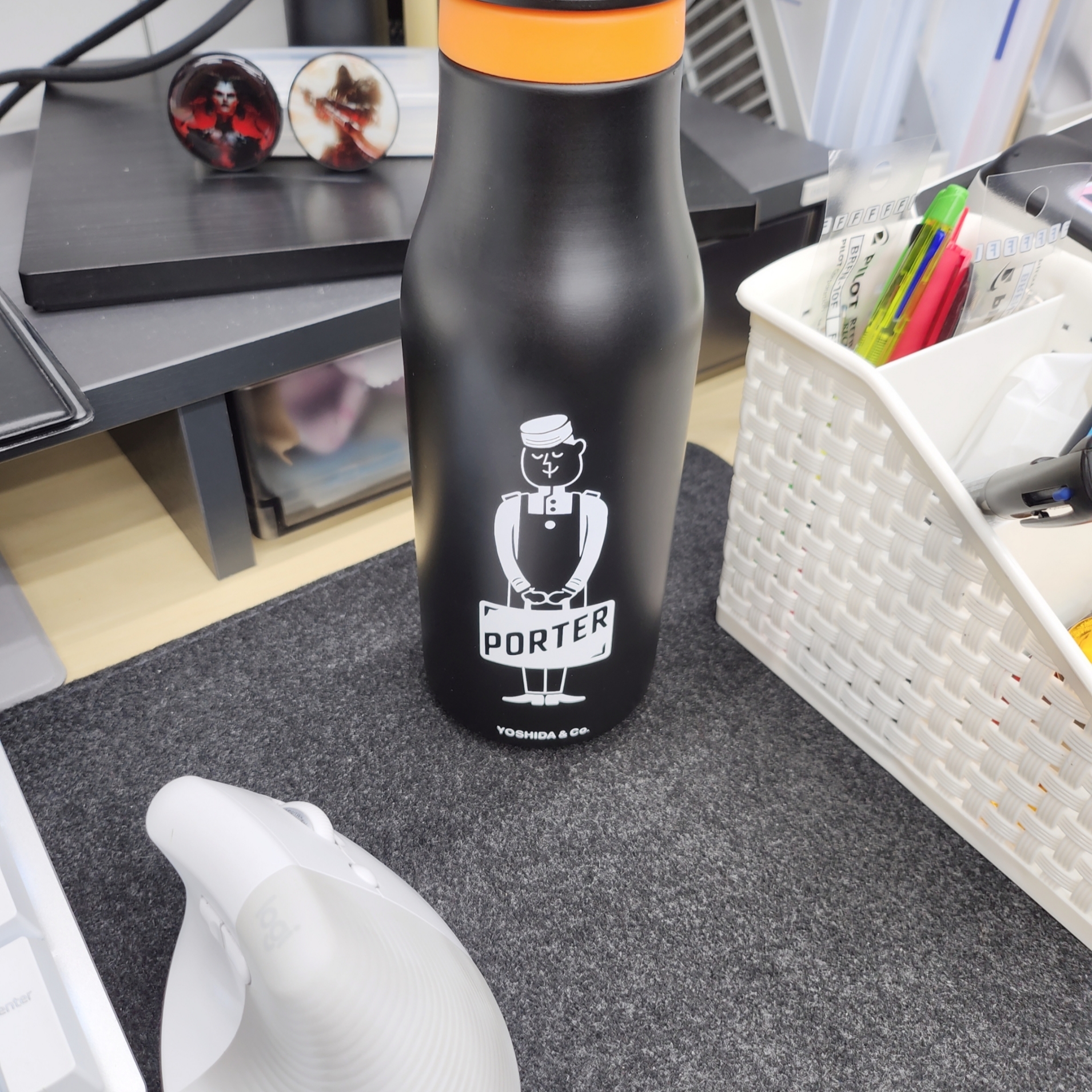 Porter x Starbucks S/S Logo Bottle 473ml Black 착용 스타일 - 2