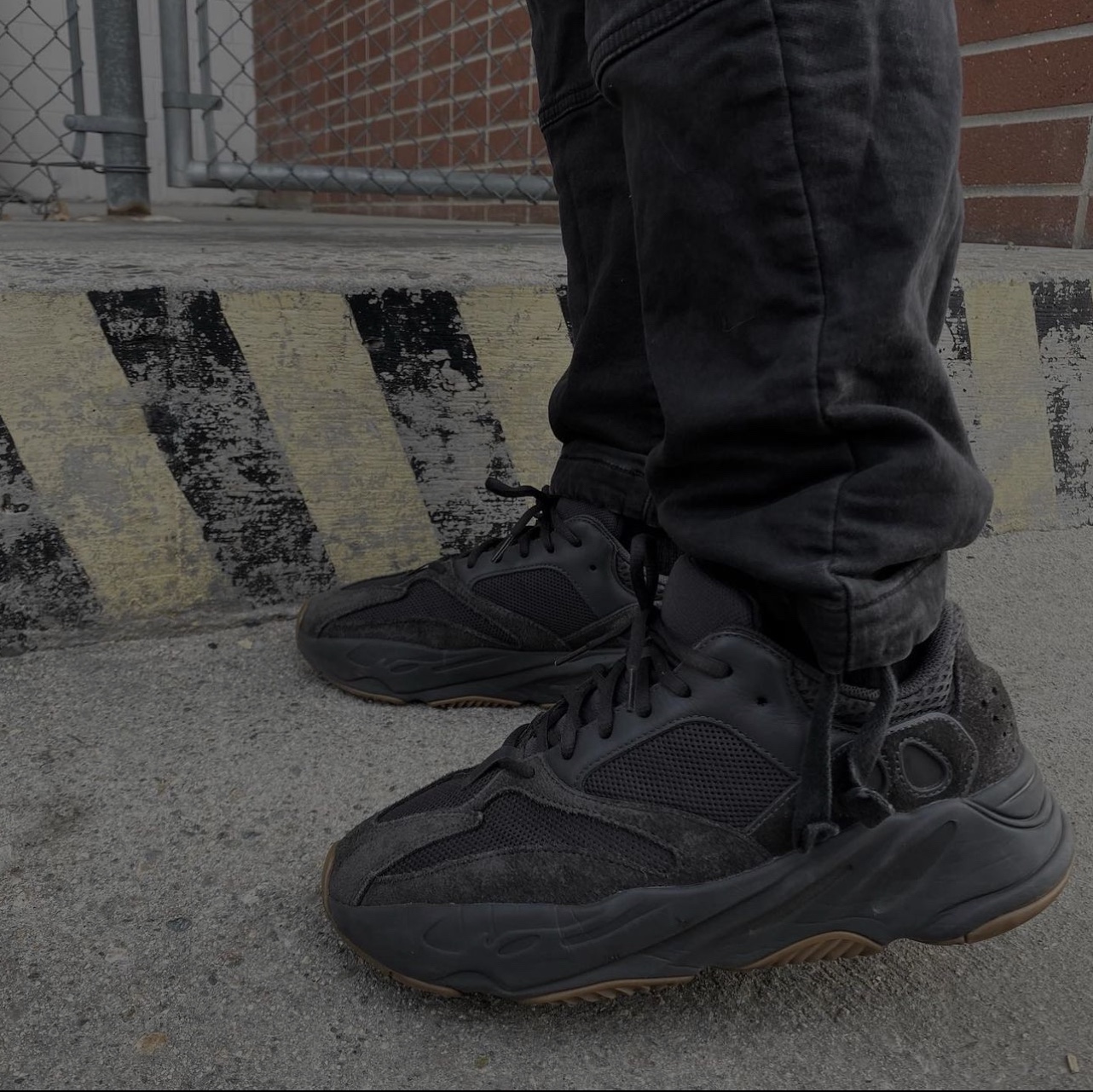 Adidas Yeezy Boost 700 Utility Black 2023 착용 스타일 - 5