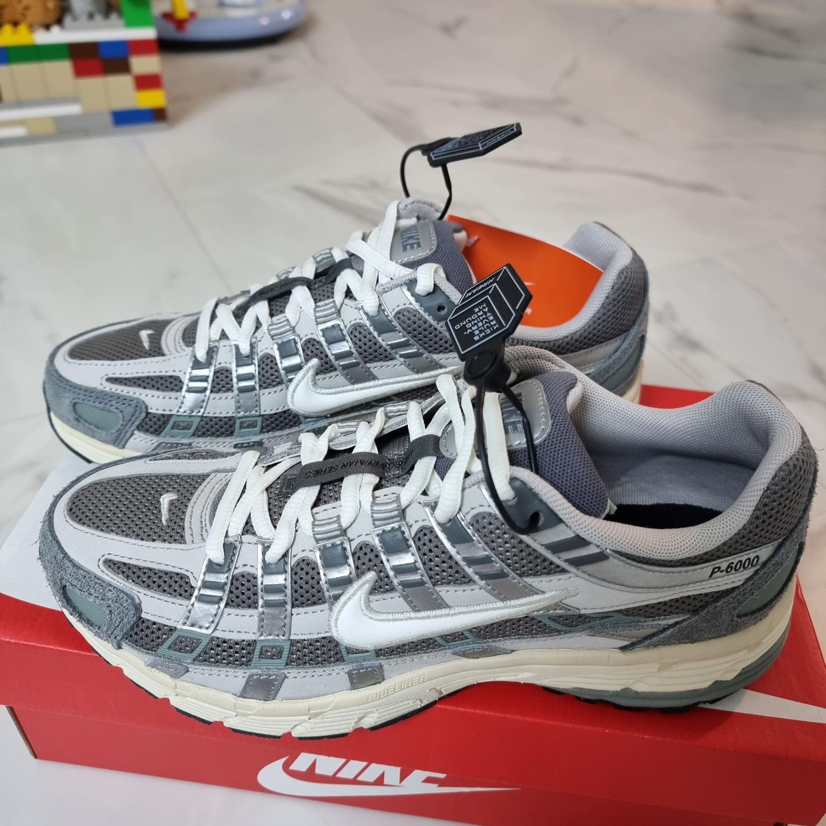 Nike P-6000 Flat Pewter Light Iron Ore 착용 스타일