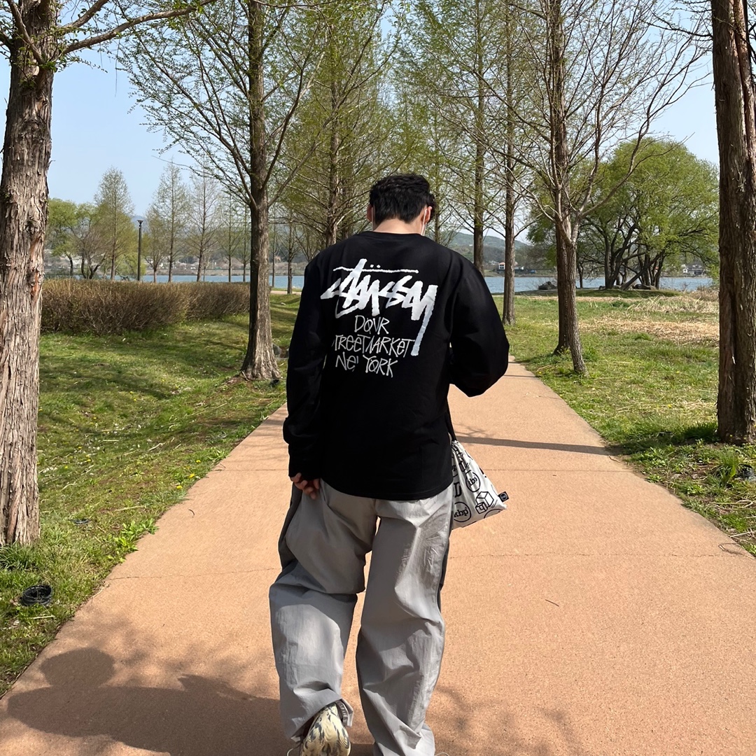 Stussy Stock DSM New York LS T-Shirt Black 2023, Adidas Yeezy Foam RNNR MXT Moon Gray 착용 스타일 - 1