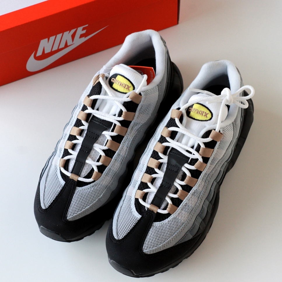 Nike Air Max 95 Wolf Grey Yellow Strike 착용 스타일 - 2