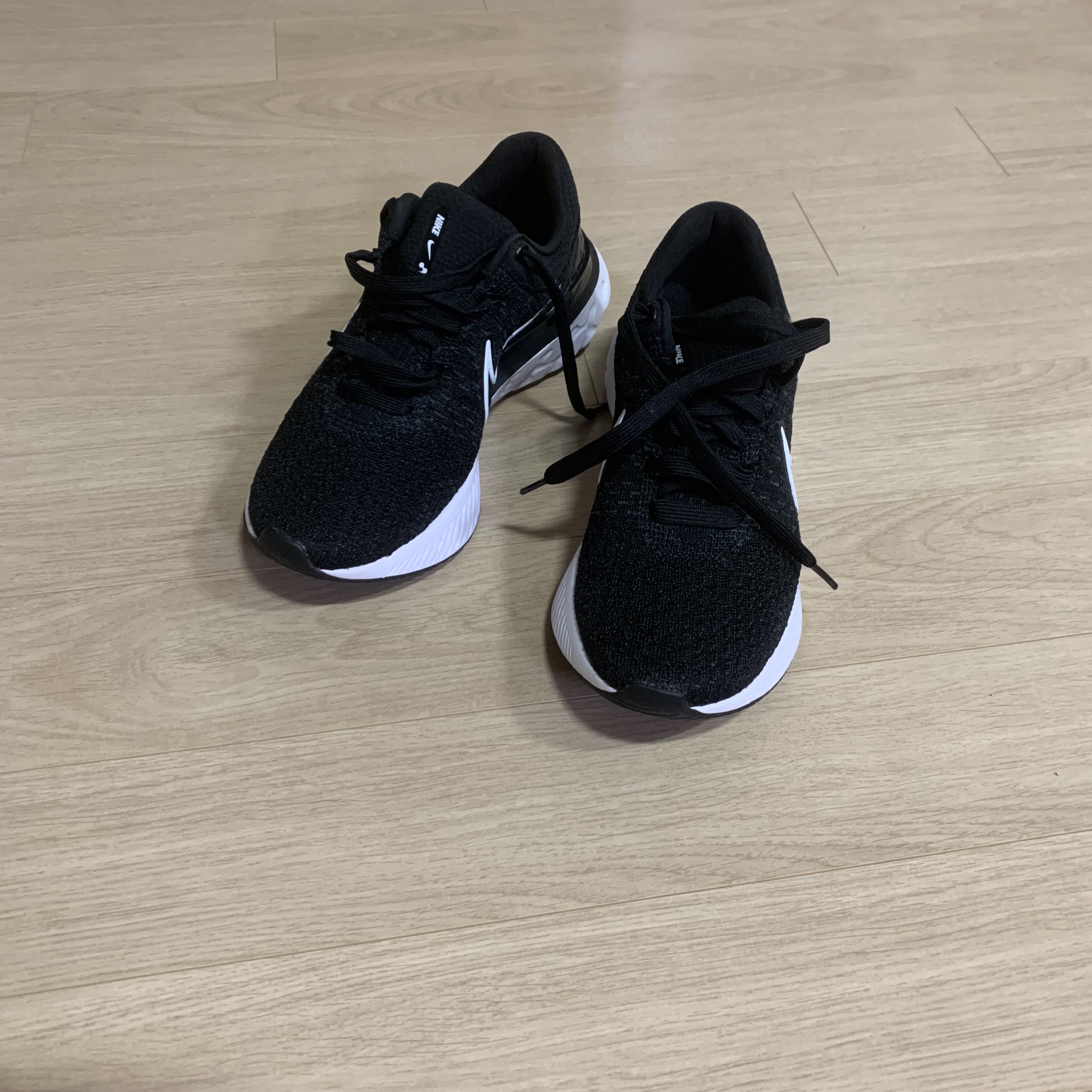 (W) Nike React Infinity Run Flyknit 3 Black White 착용 스타일 - 2
