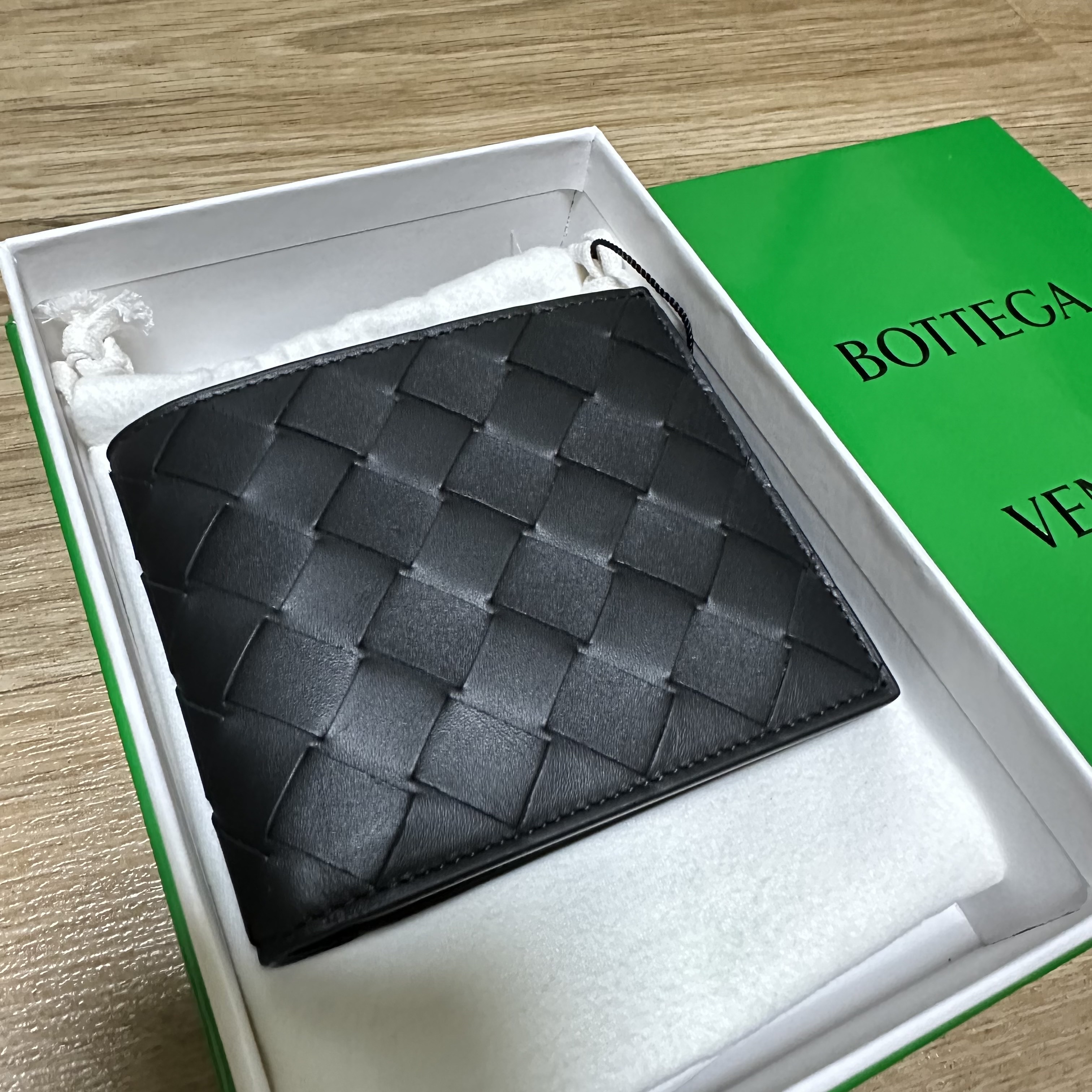 Bottega Veneta Bi-Fold Wallet Black 착용 스타일