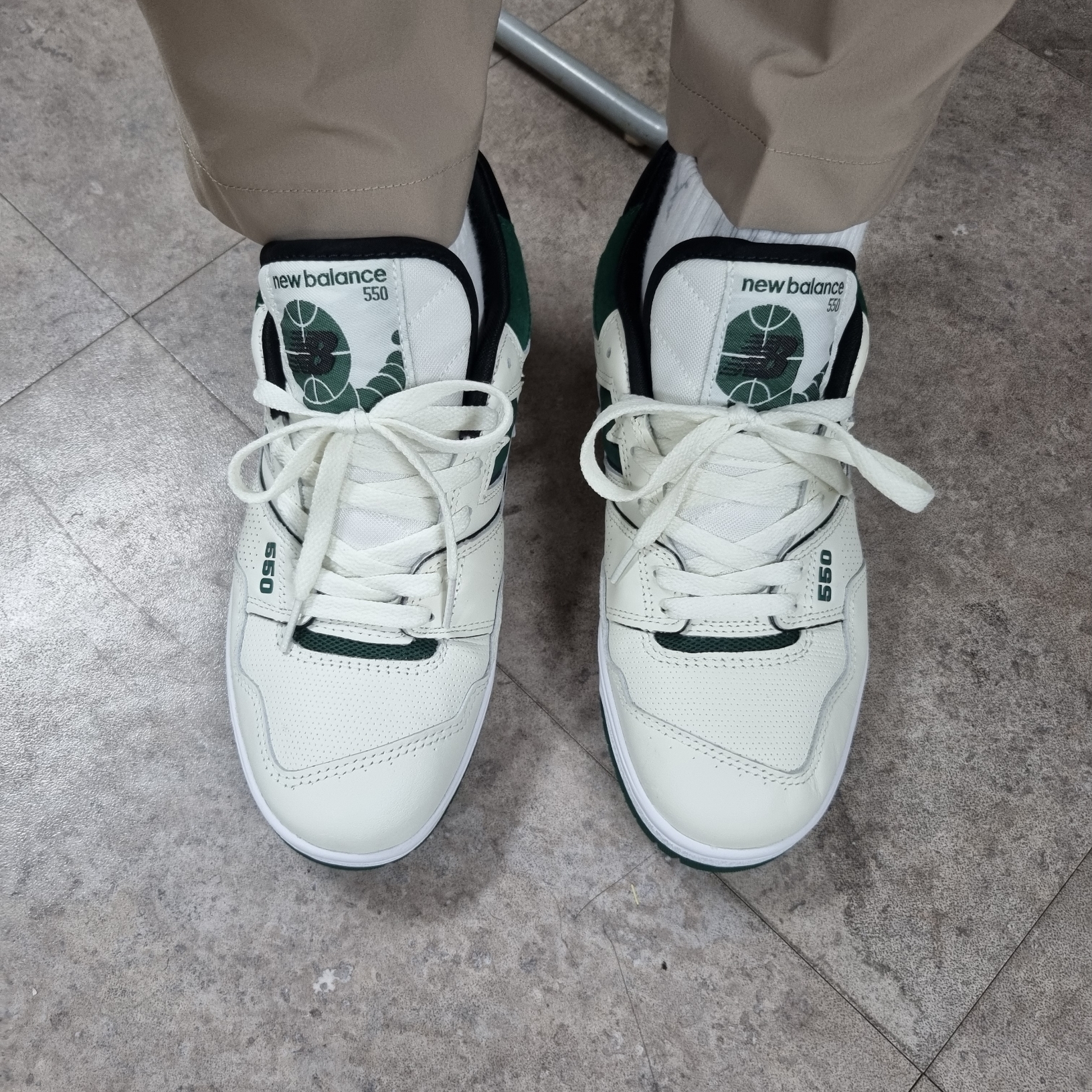 New Balance 550 Sea Salt Green - 2E Wide 착용 스타일 - 5