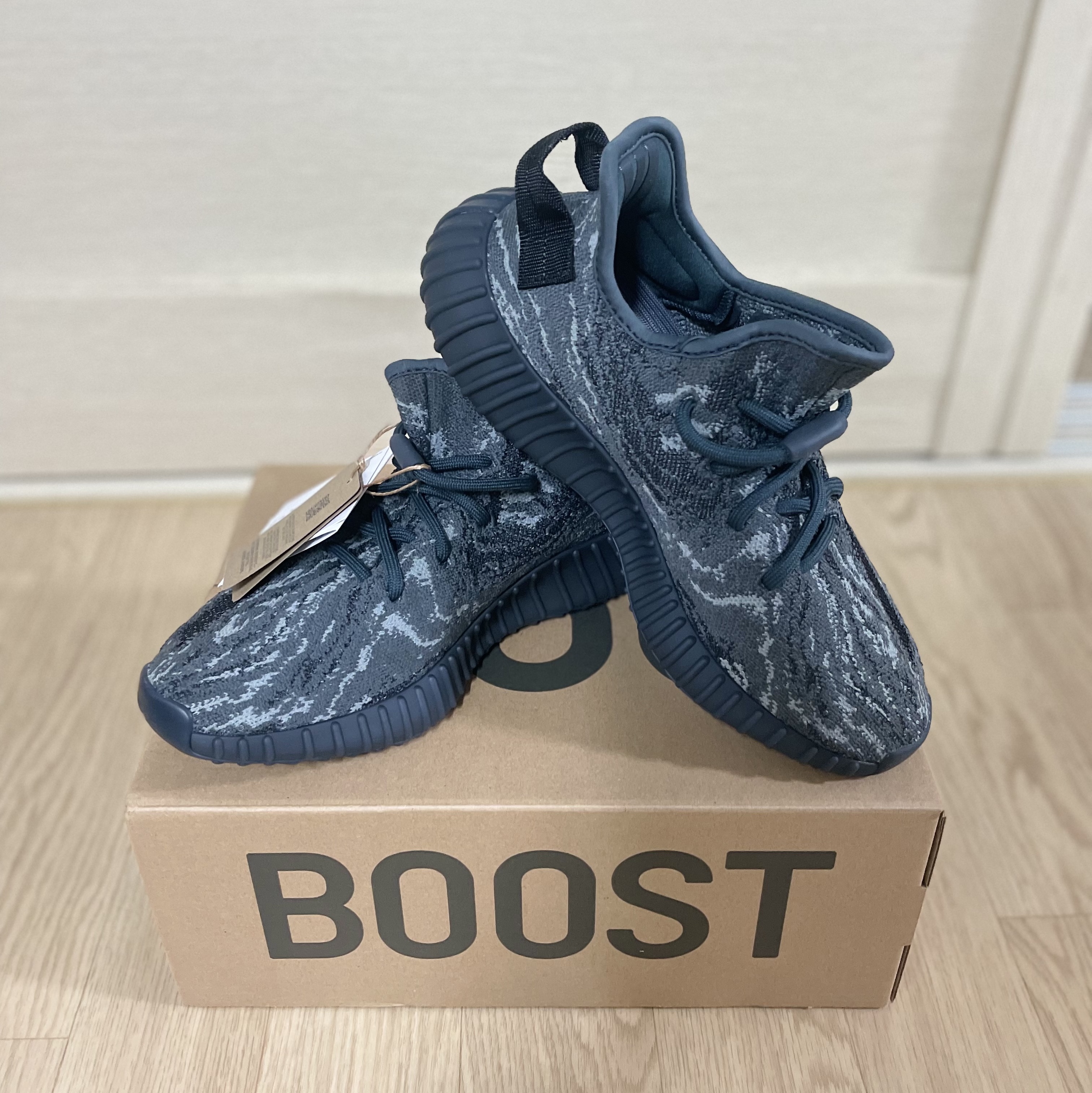 Adidas Yeezy Boost 350 V2 MX Dark Salt 착용 스타일 - 2