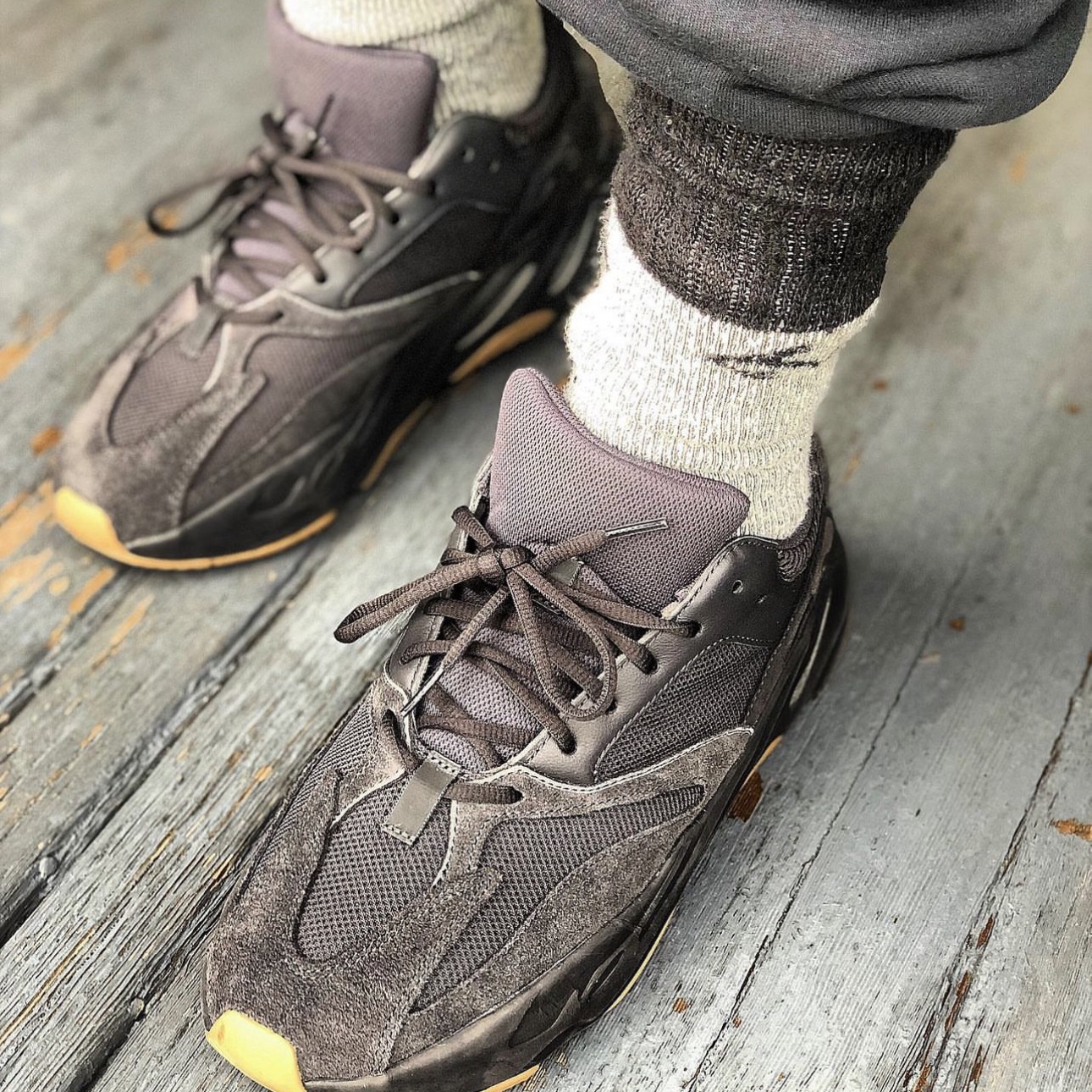 Adidas Yeezy Boost 700 Utility Black 2023 착용 스타일 - 3