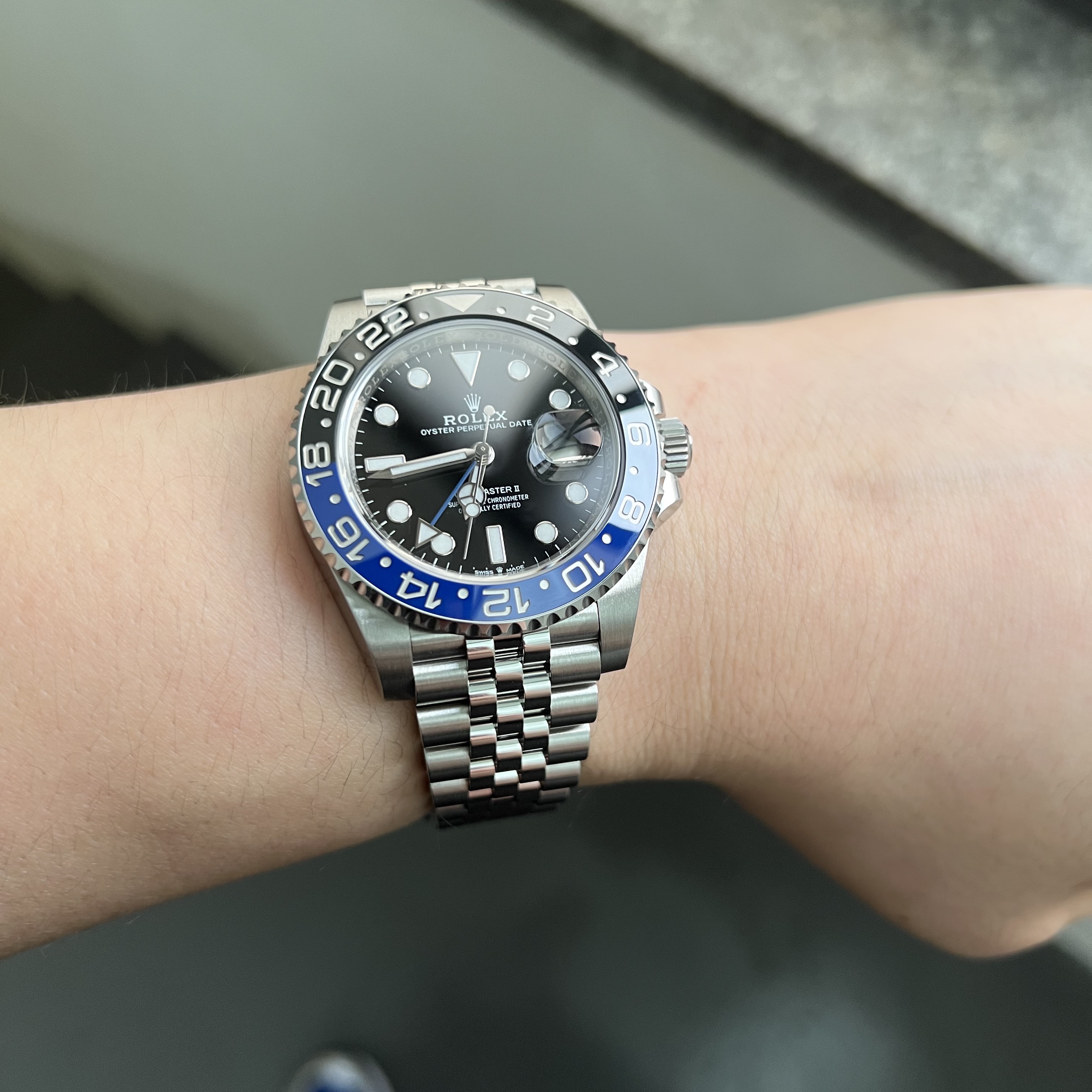 Rolex GMT-Master II 40mm 126710BLNR Black Jubilee 착용 스타일