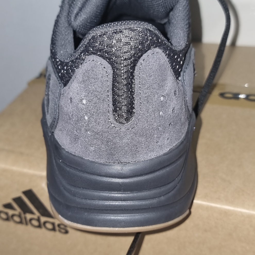Adidas Yeezy Boost 700 Utility Black 2023 착용 스타일 - 2