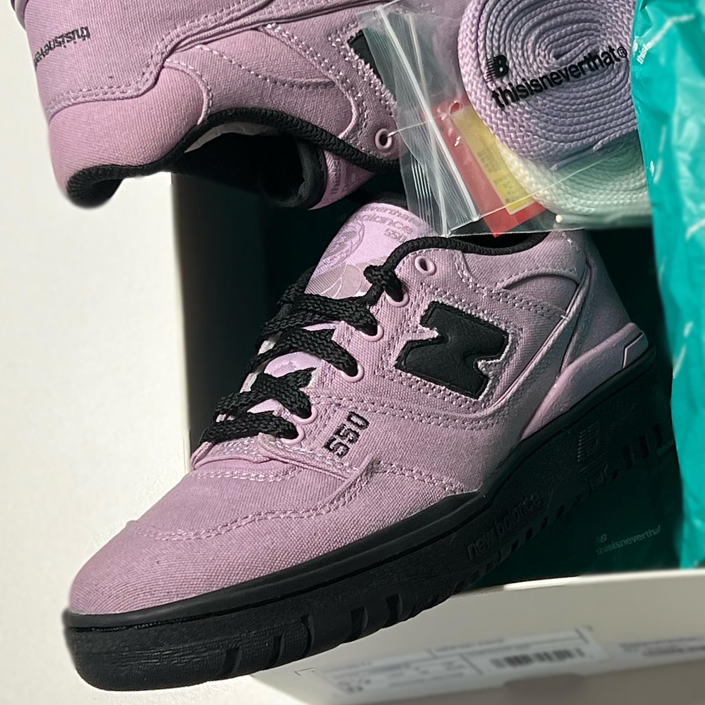New Balance x Thisisneverthat 550 Lavender Black 착용 스타일