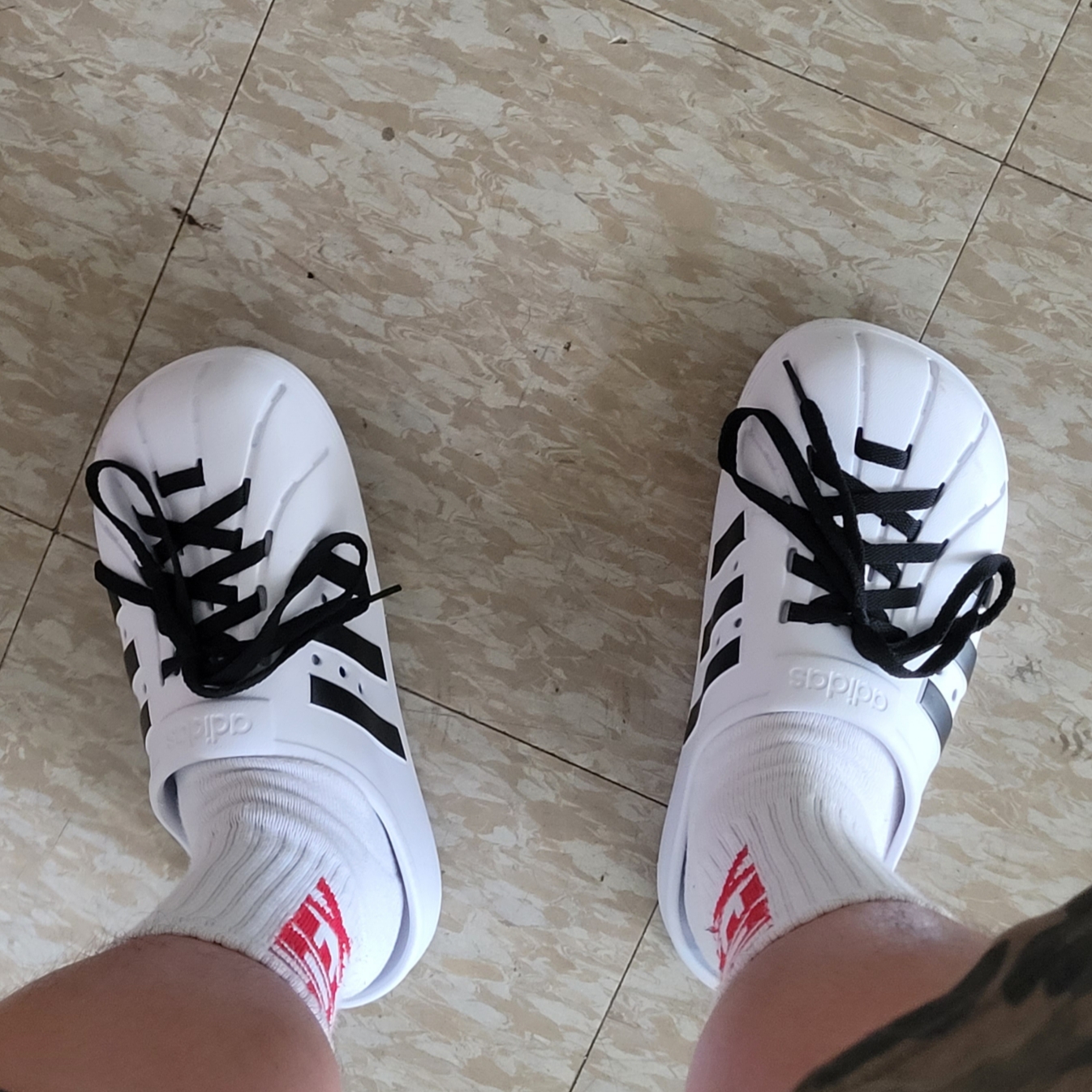 Adidas Adilette Clog White Black 착용 스타일 - 1