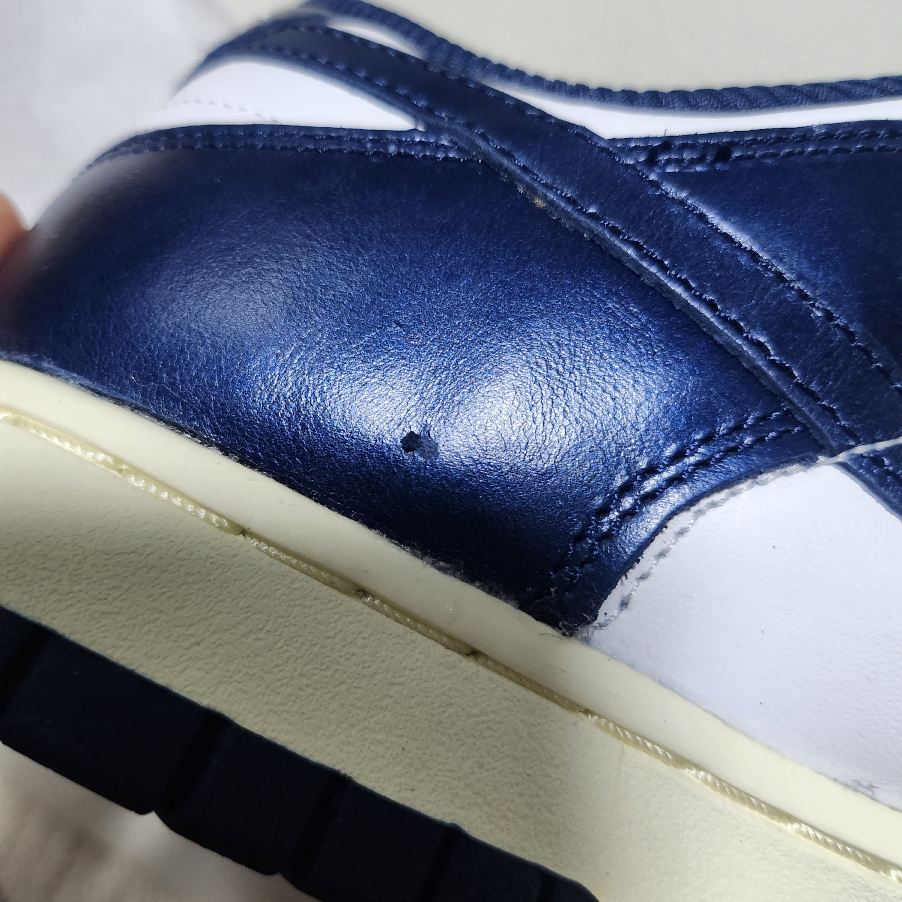 (W) Nike Dunk Low PRM Midnight Navy and White 착용 스타일 - 3