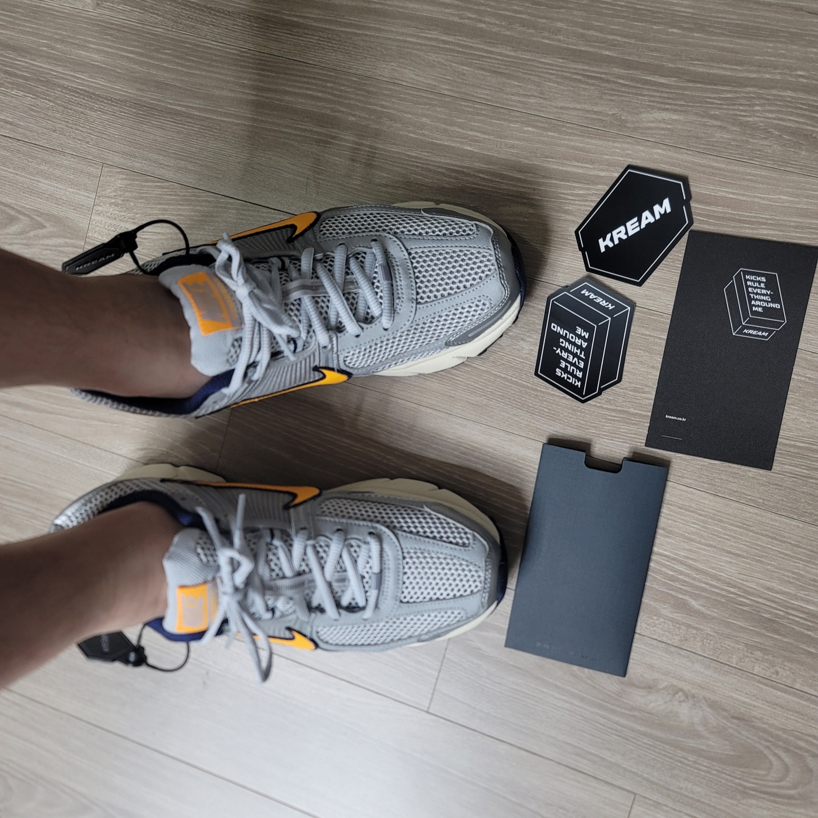 Nike Zoom Vomero 5 Pure Platinum and Laser Orange 착용 스타일 - 2