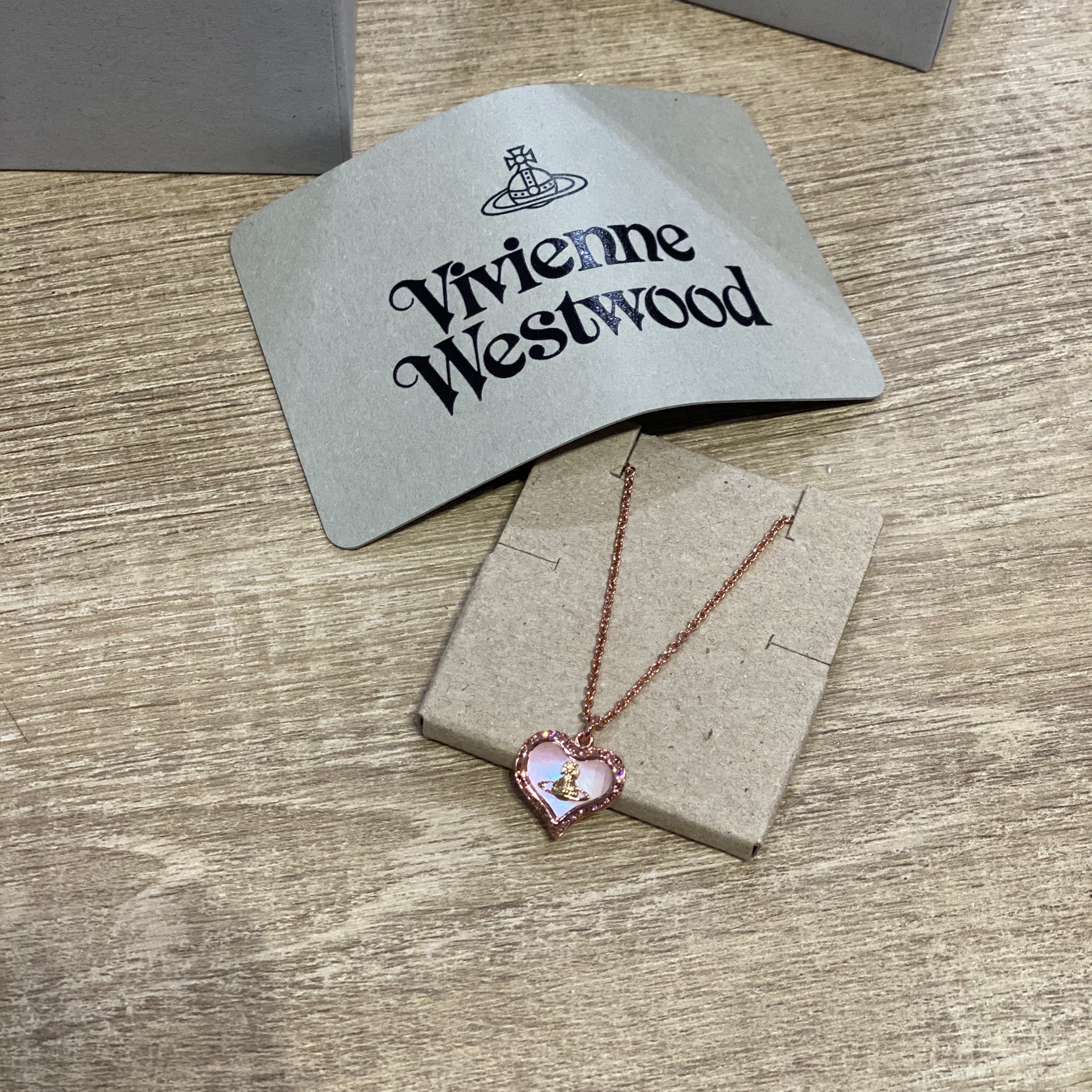 Vivienne Westwood Petra Necklace Pink Gold 착용 스타일 - 1