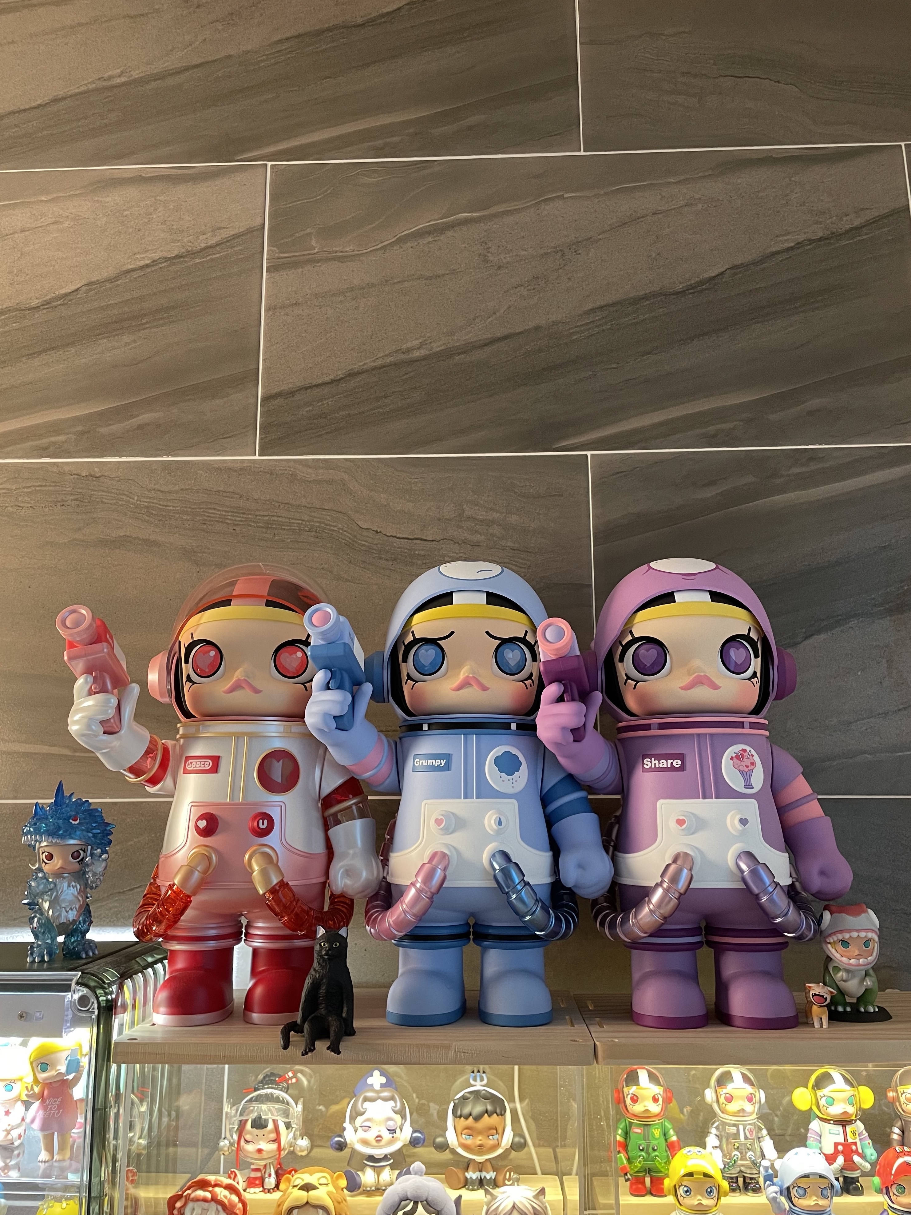 Pop Mart Mega Space Molly x Grumpy Bear 100% & 400% Set, Pop Mart Mega Space Molly Heartbeat 400% 착용 스타일