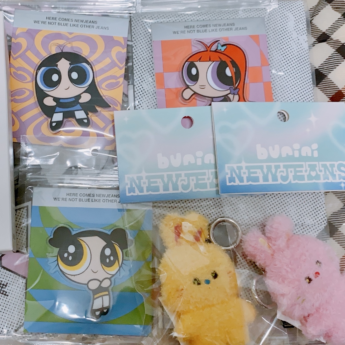 NewJeans x The Powerpuff Girls Acrylic Smarttok Minji, NewJeans x The Powerpuff Girls Acrylic Smarttok Hyein 착용 스타일