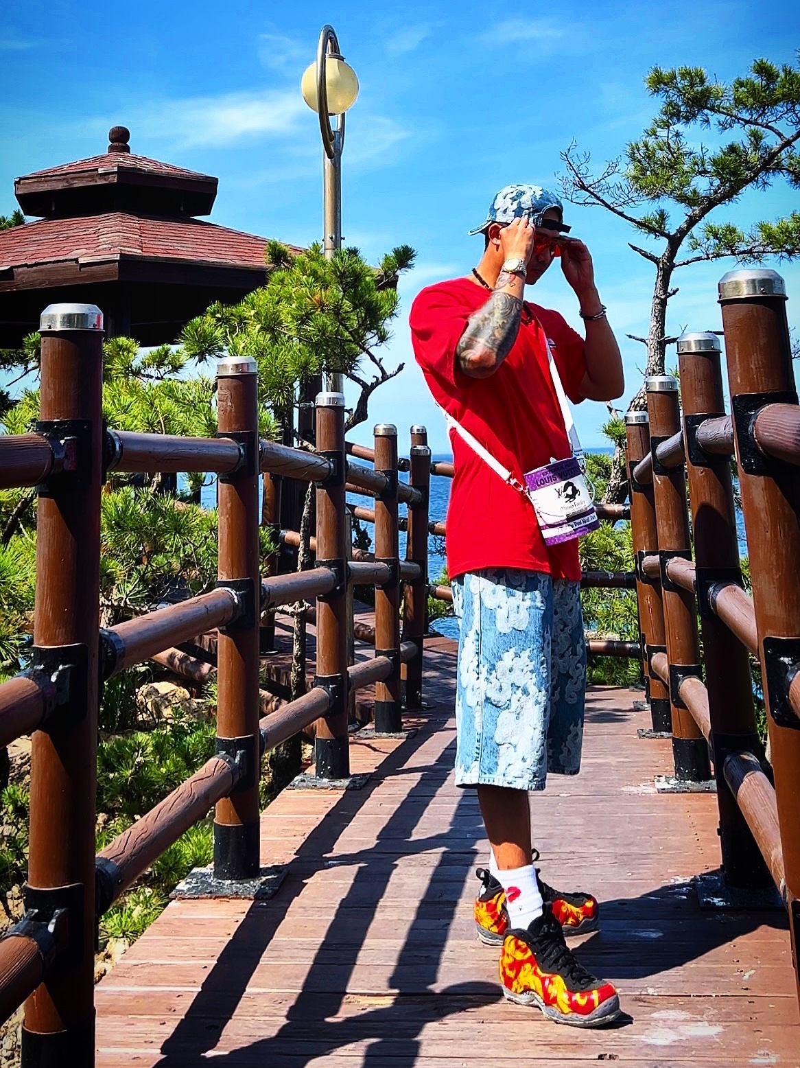 Supreme Flames Jacquard Denim Camp Cap Washed Indigo - 23SS, Supreme Flames Jacquard Baggy Denim Shorts Washed Indigo - 23SS 착용 스타일 - 2