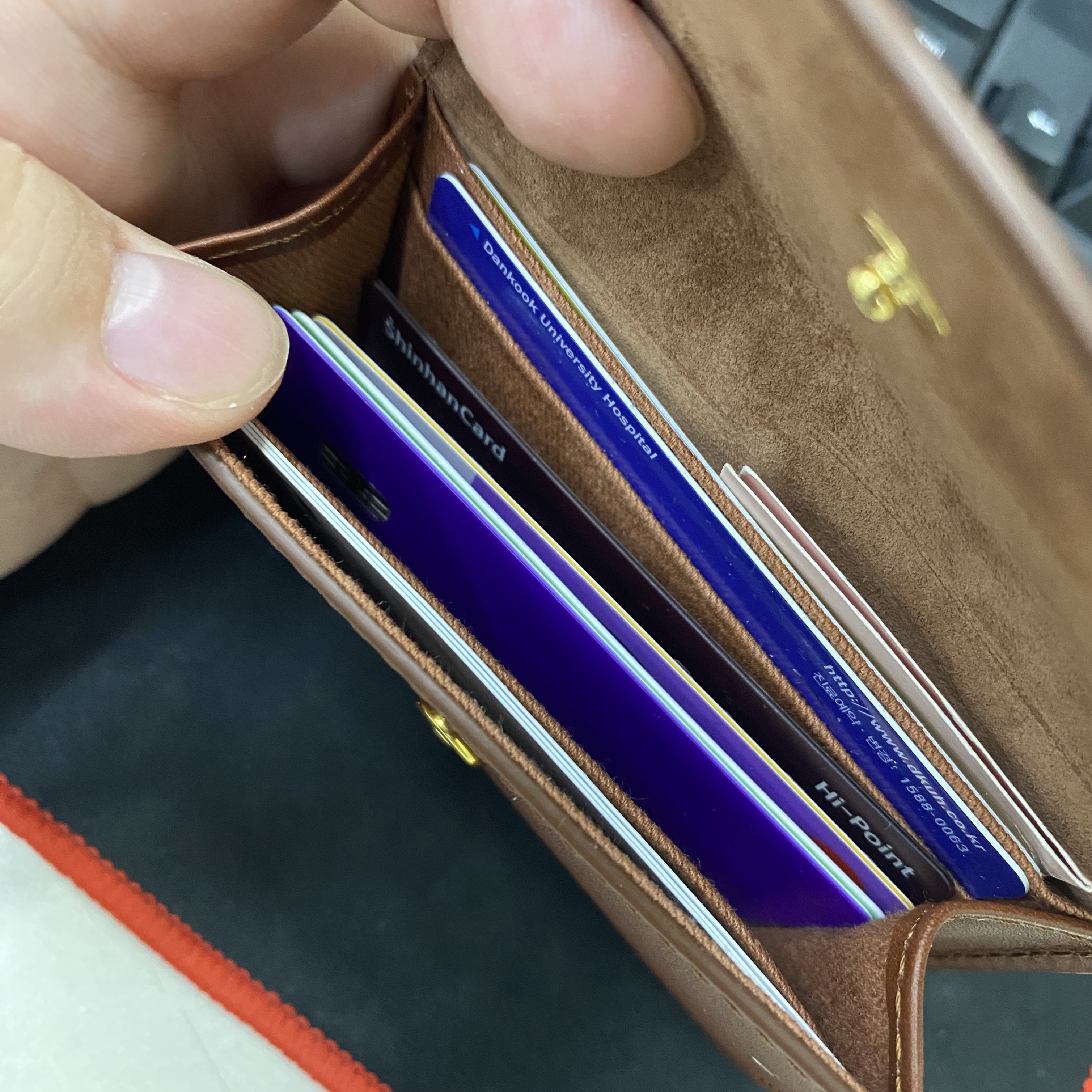 A.P.C. Geneva Business Card Holder Brown 착용 스타일 - 3