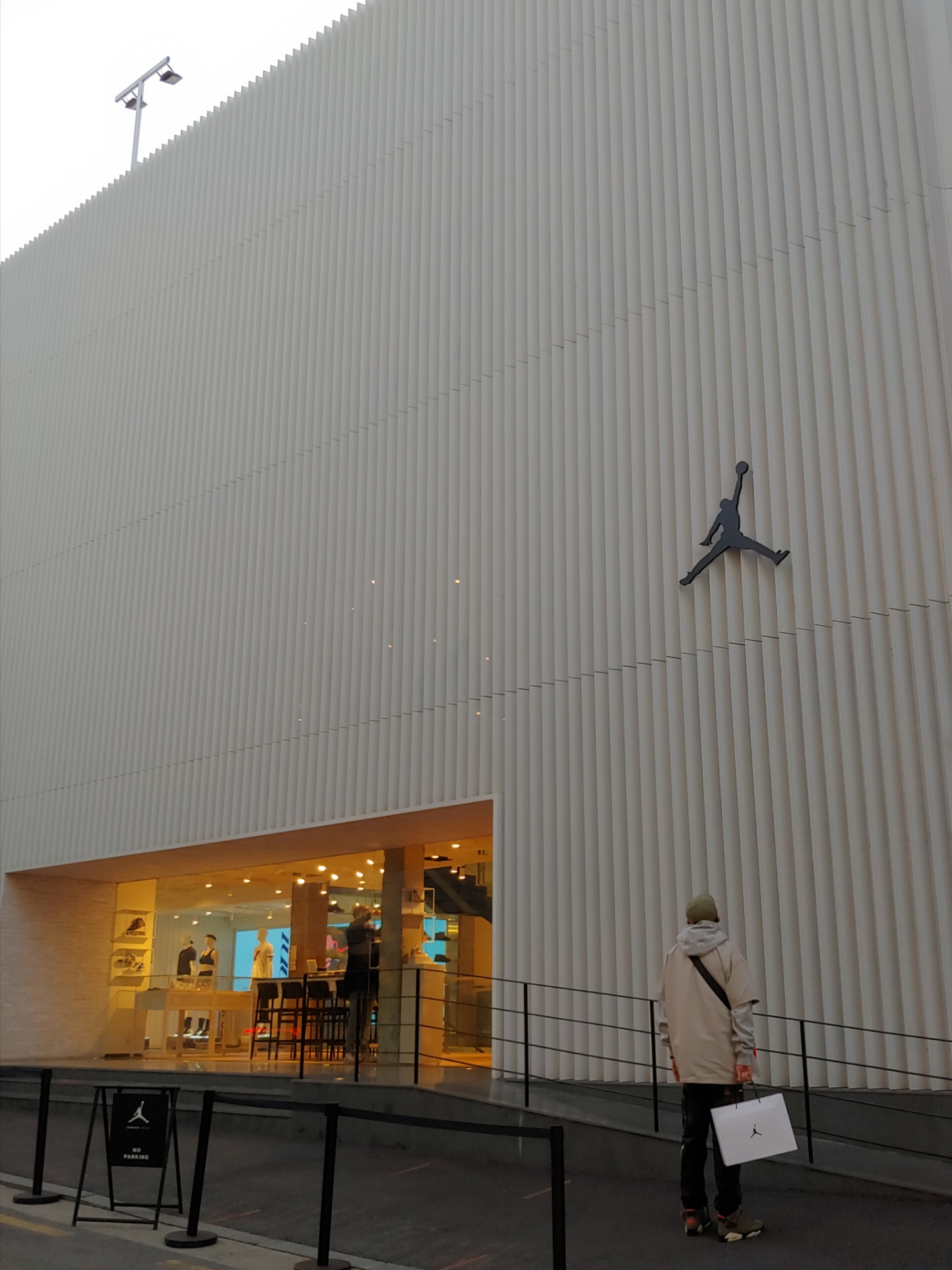 Nike x Fear of God Shooting Shirt String, Nike NRG Swoosh Logo Hoodie Grey Heather 착용 스타일