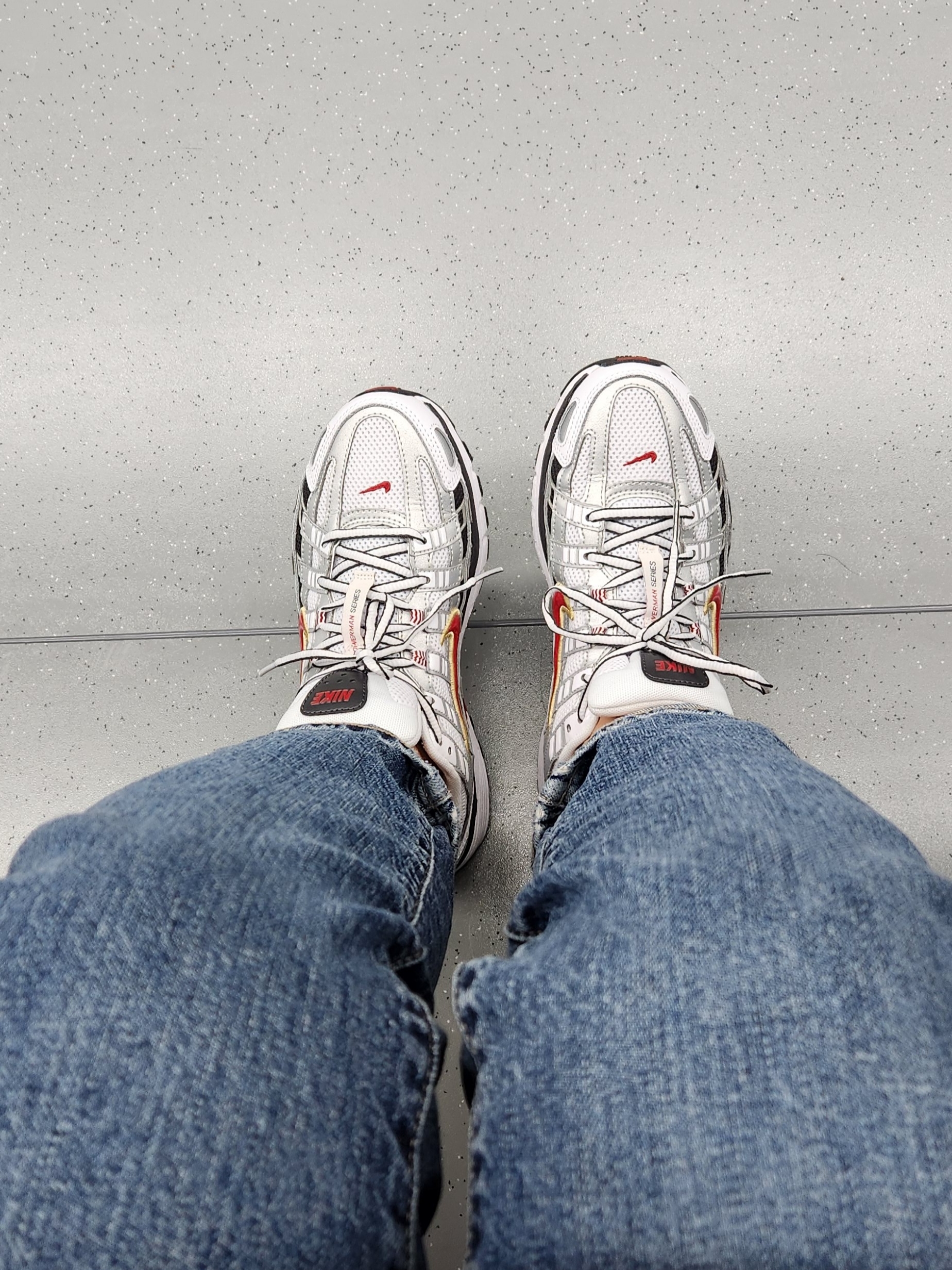 (W) Nike P-6000 Metallic Silver Red 착용 스타일