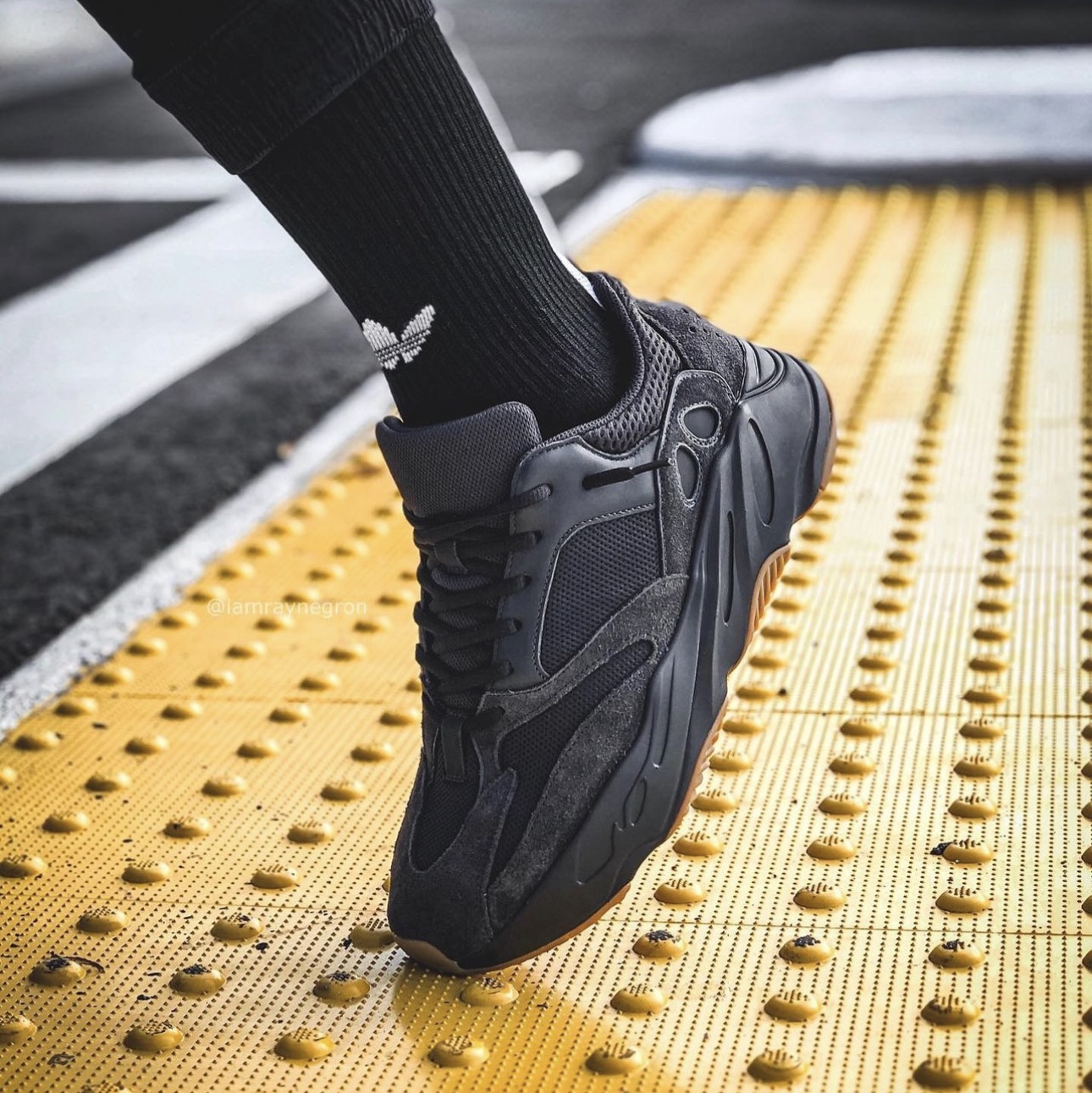 Adidas Yeezy Boost 700 Utility Black 2023 착용 스타일 - 2