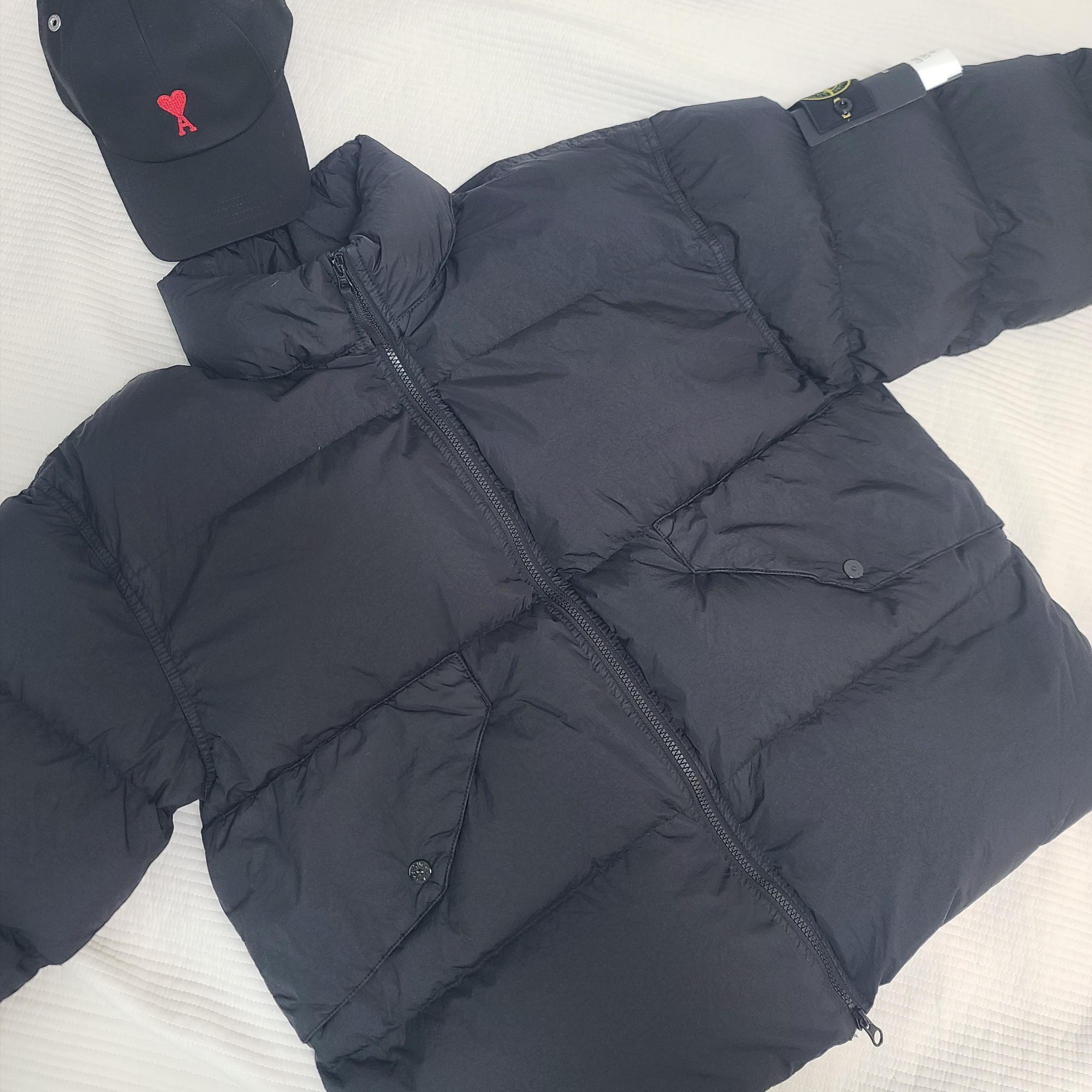 Stone Island 40623 Garment Dyed Crinkle Reps Recycled Nylon Down Jacket Black - 23FW, AMI de Coeur Embroidery Cap Black 착용 스타일