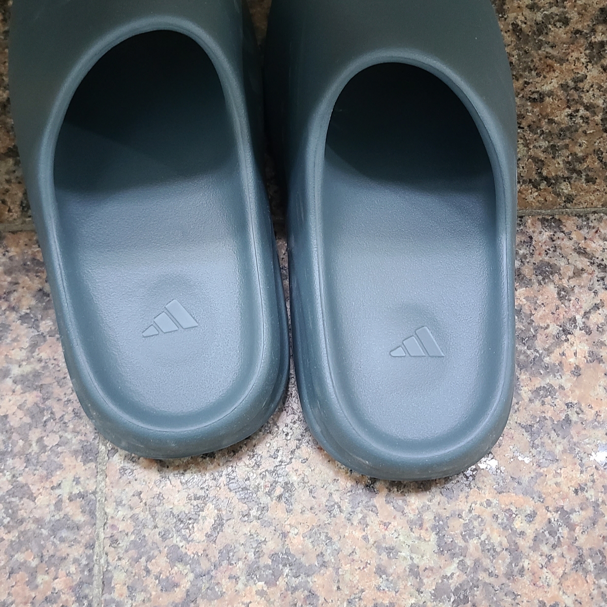 Adidas Yeezy Slide Slate Marine 착용 스타일