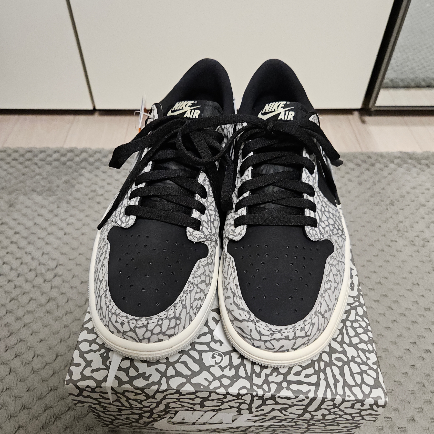 Jordan 1 Retro Low OG Black Cement 착용 스타일 - 1