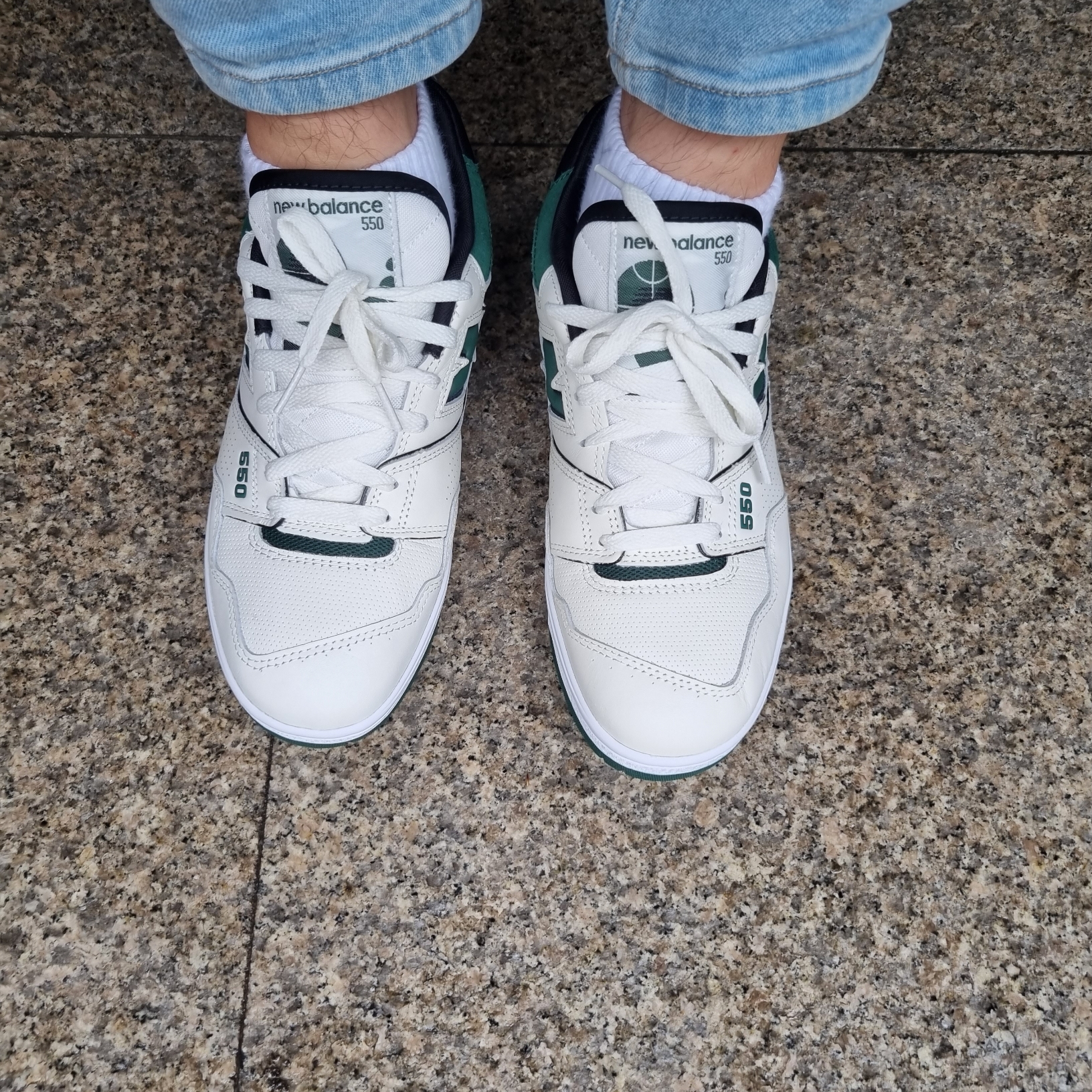 New Balance 550 Sea Salt Green - 2E Wide 착용 스타일 - 3