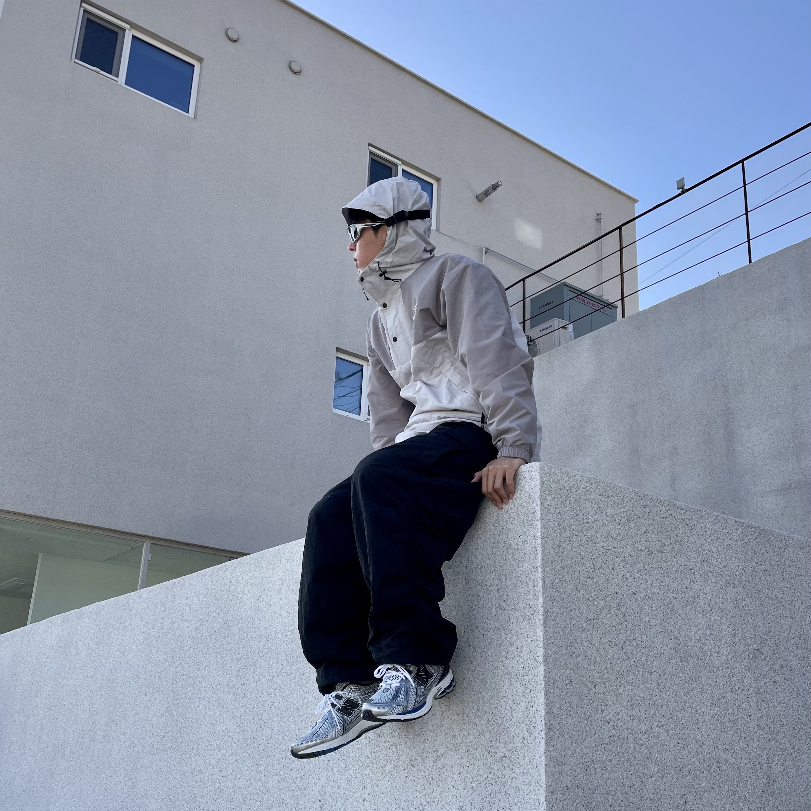 New Balance 1906R Silver Metallic 착용 스타일 - 1