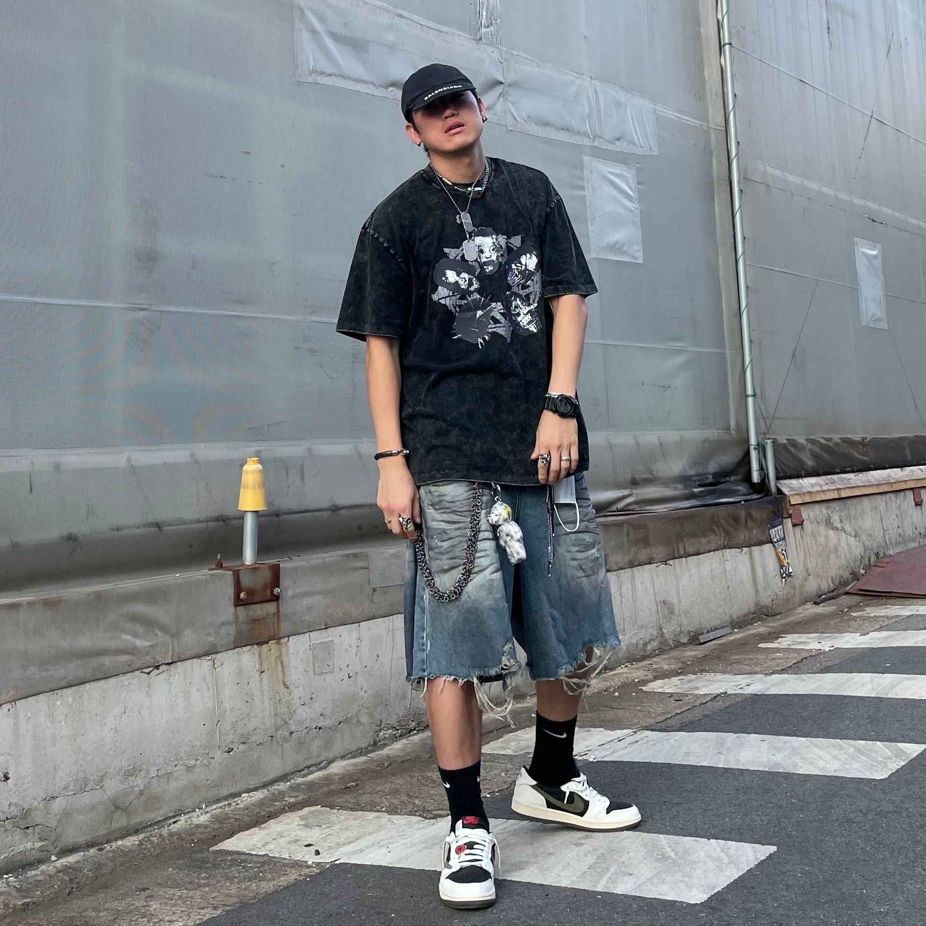 (W) Jordan 1 x Travis Scott Retro Low OG SP Medium Olive, Project G/R Reworked Bermuda Shorts Blue 착용 스타일