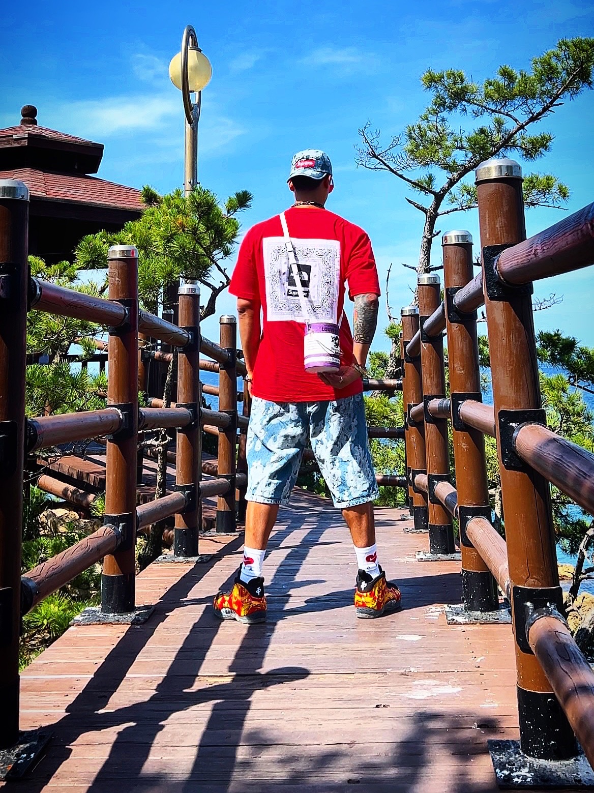 Supreme Flames Jacquard Denim Camp Cap Washed Indigo - 23SS, Supreme Flames Jacquard Baggy Denim Shorts Washed Indigo - 23SS 착용 스타일 - 2
