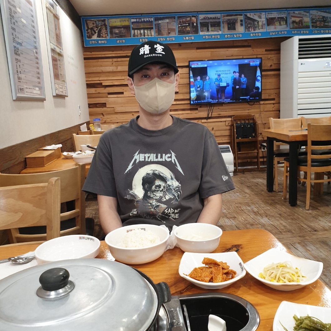 Darkr8m Studio x New Era Fitted Cap Black 착용 스타일