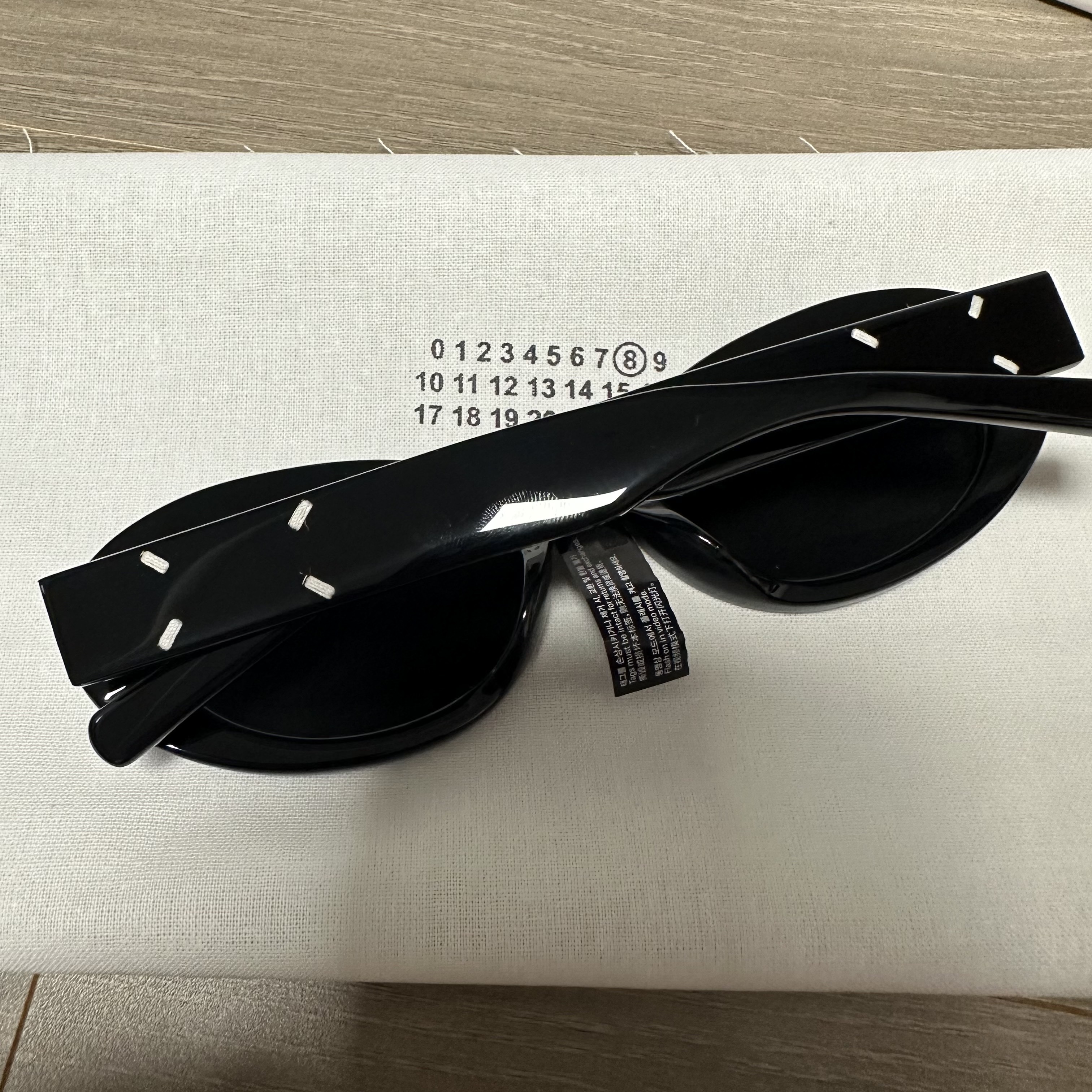Gentle Monster x Maison Margiela MM005 Black Black 착용 스타일 - 2