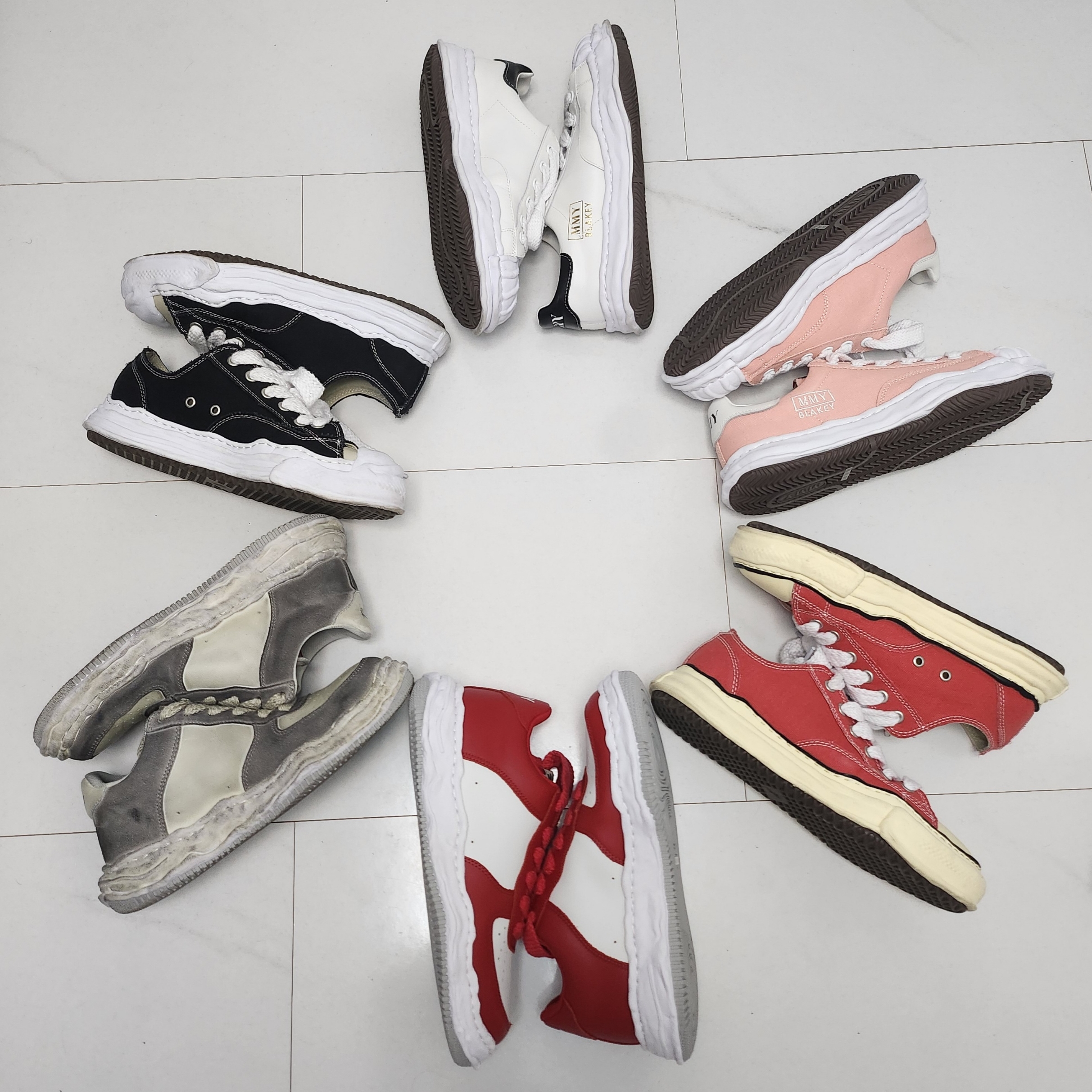 Maison Mihara Yasuhiro Wayne OG Sole Leather Low-top Sneakers Red, Maison Mihara Yasuhiro Peterson VL OG Sole Canvas Low-top Sneakers Orange 착용 스타일 - 1