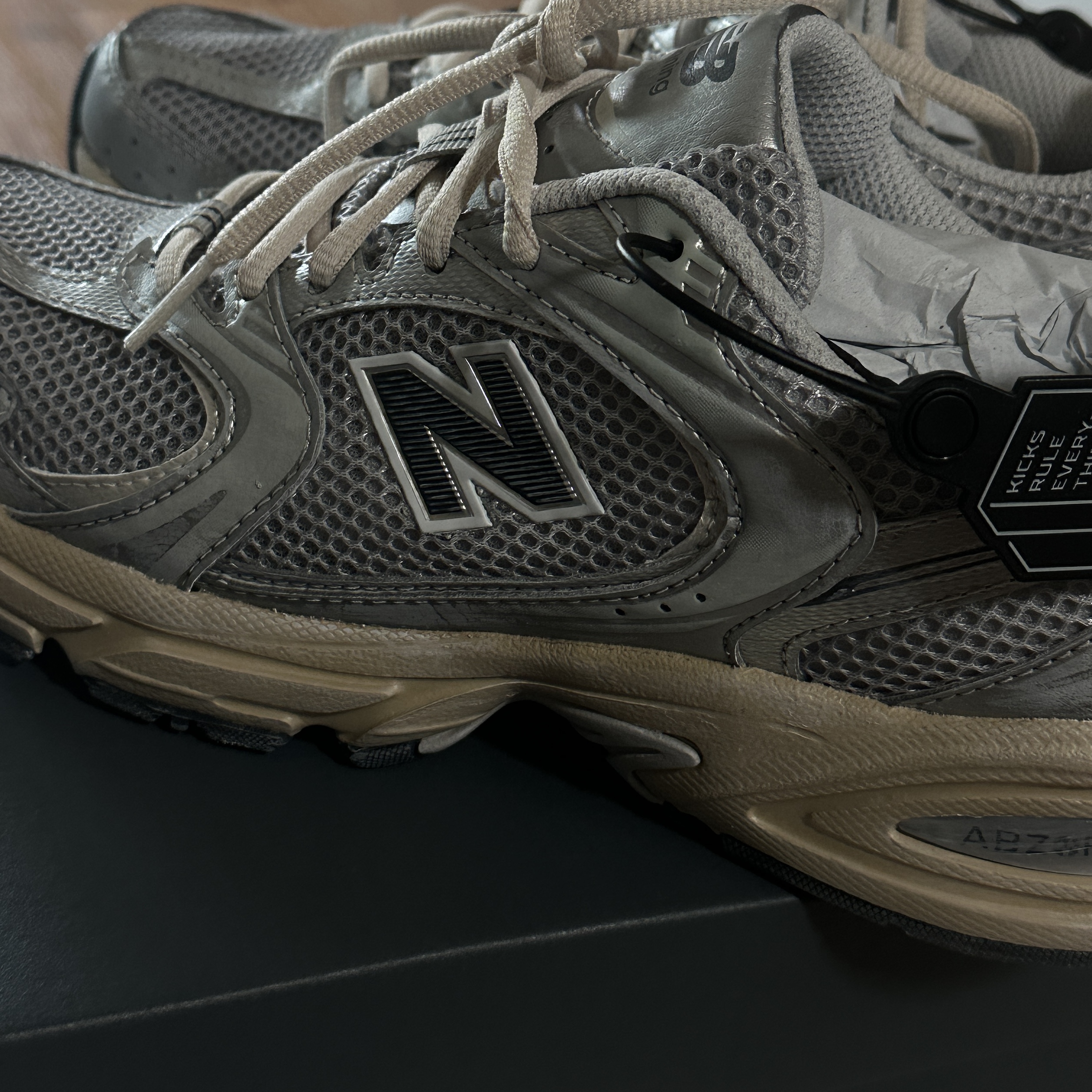 New Balance 530 Vintage Metallic Silver 착용 스타일 - 1