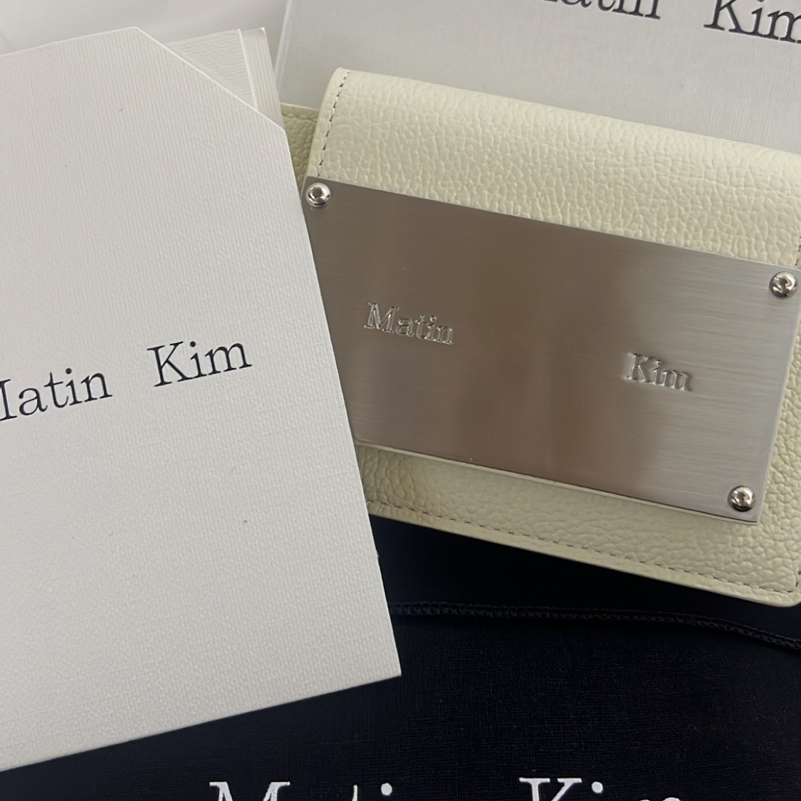 Matin Kim Accordion Wallet White 착용 스타일