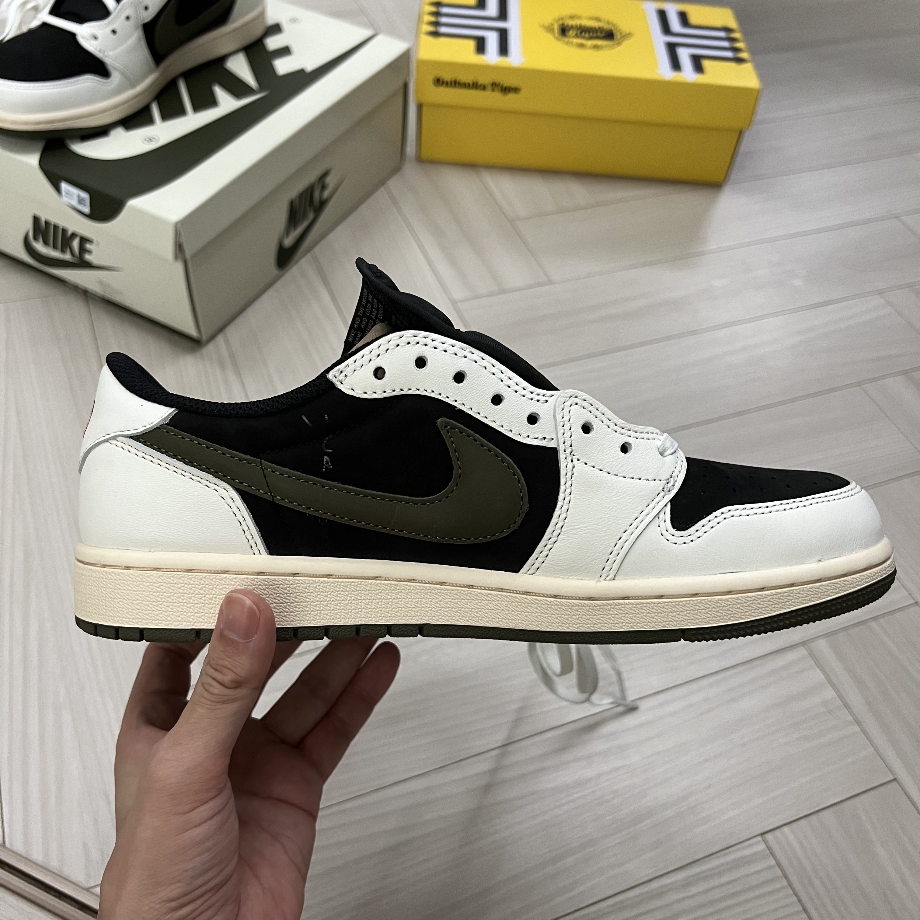 (W) Jordan 1 x Travis Scott Retro Low OG SP Medium Olive 착용 스타일 - 3