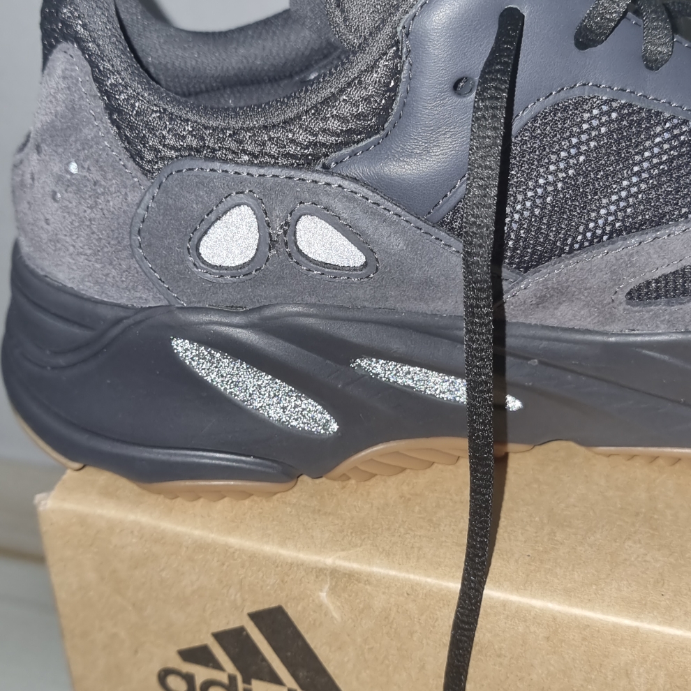 Adidas Yeezy Boost 700 Utility Black 2023 착용 스타일 - 3