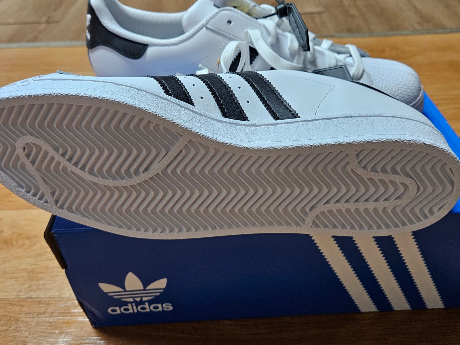 Adidas Superstar White Black 착용 스타일 - 1