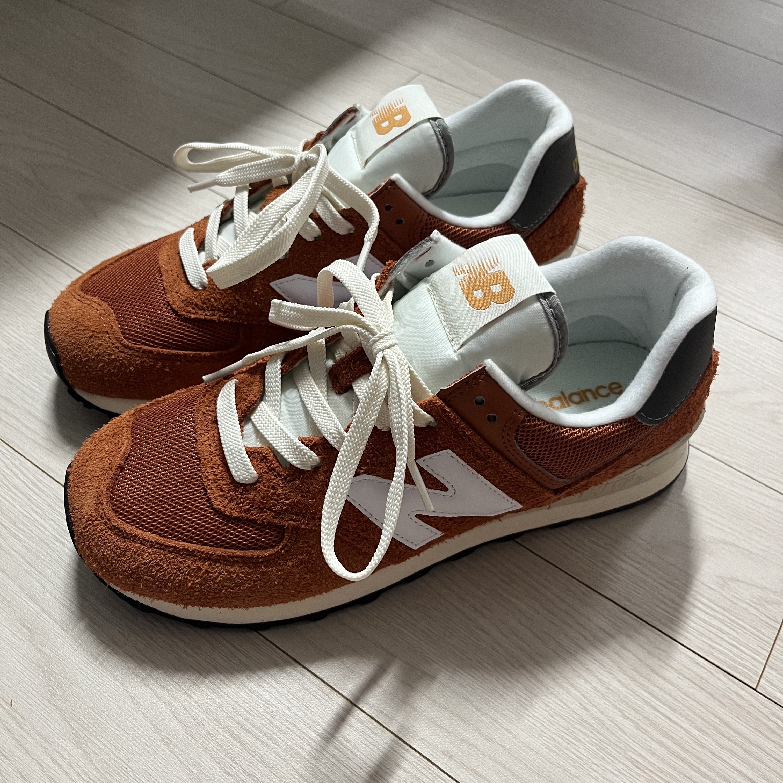 New Balance 574 Heritage Orange Burst White 착용 스타일