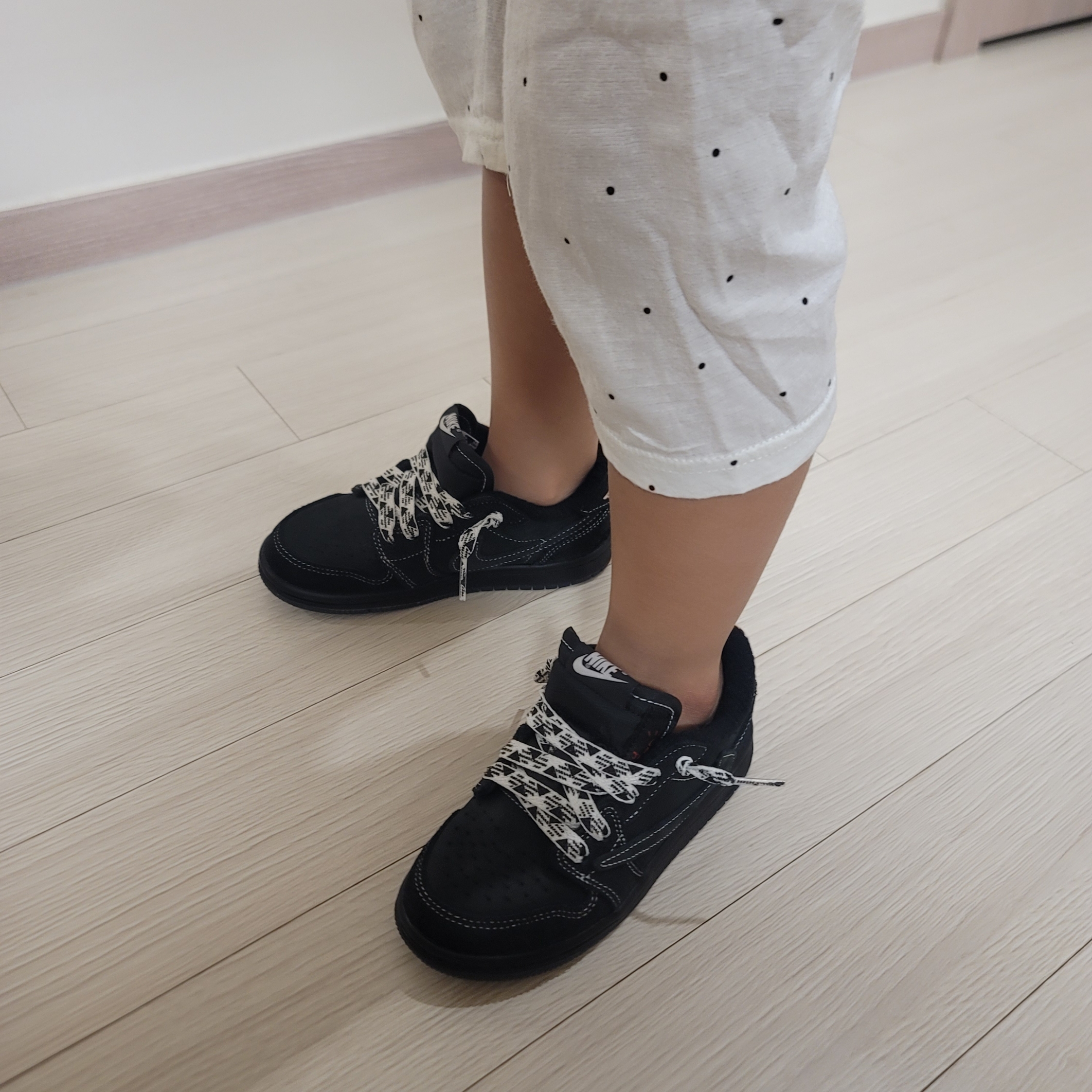 (TD) Jordan 1 x Travis Scott Retro Low OG SP Black Phantom 착용 스타일 - 2