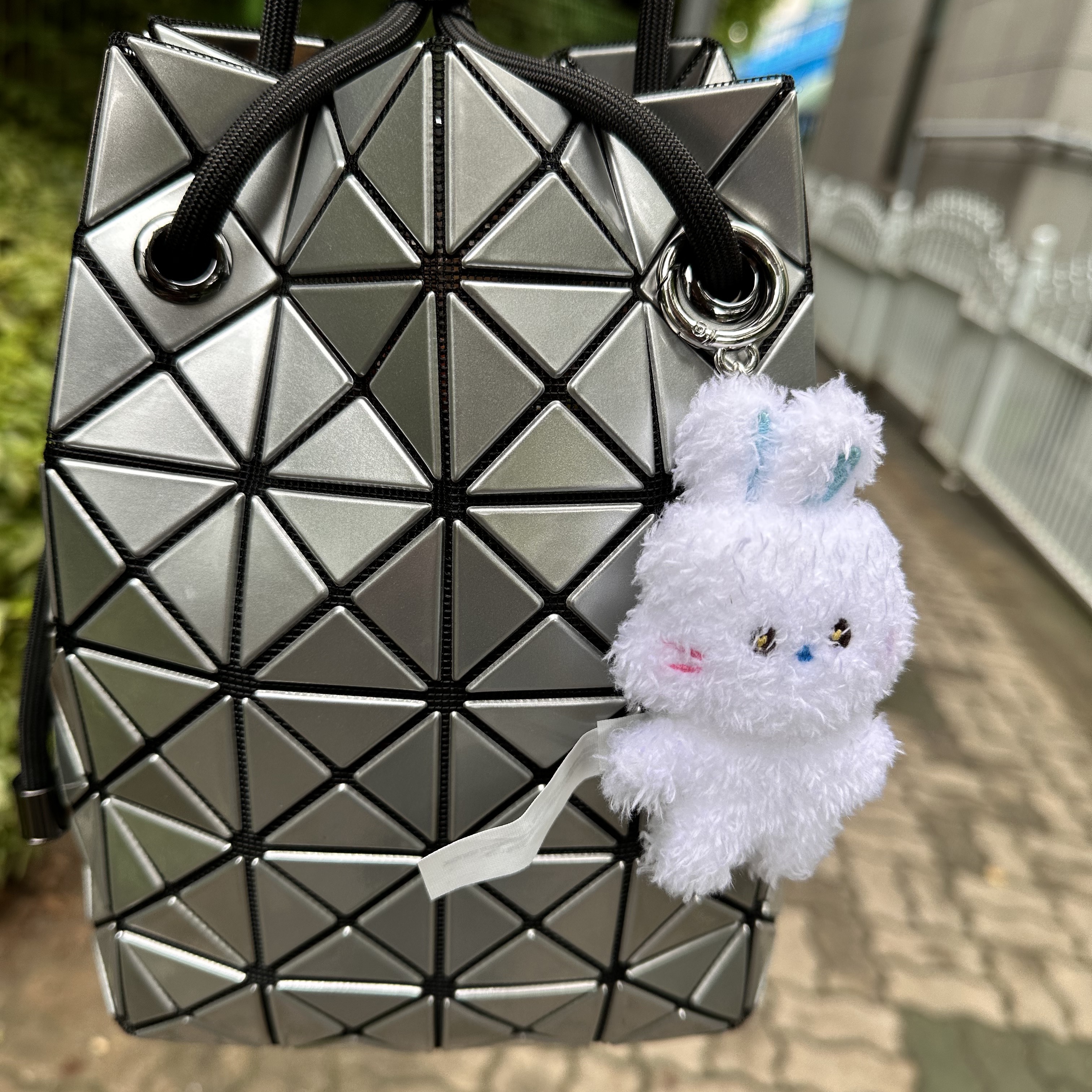 NewJeans Bunini Doll Keyring White, Bao Bao Issey Miyake Wring Bag Silver 착용 스타일
