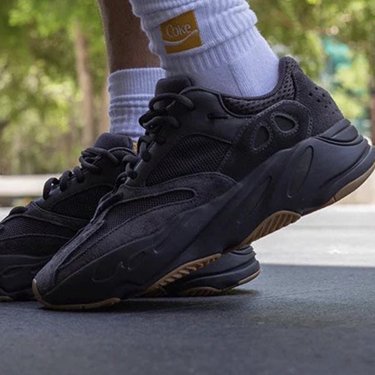 Adidas Yeezy Boost 700 Utility Black 2023 착용 스타일 - 2