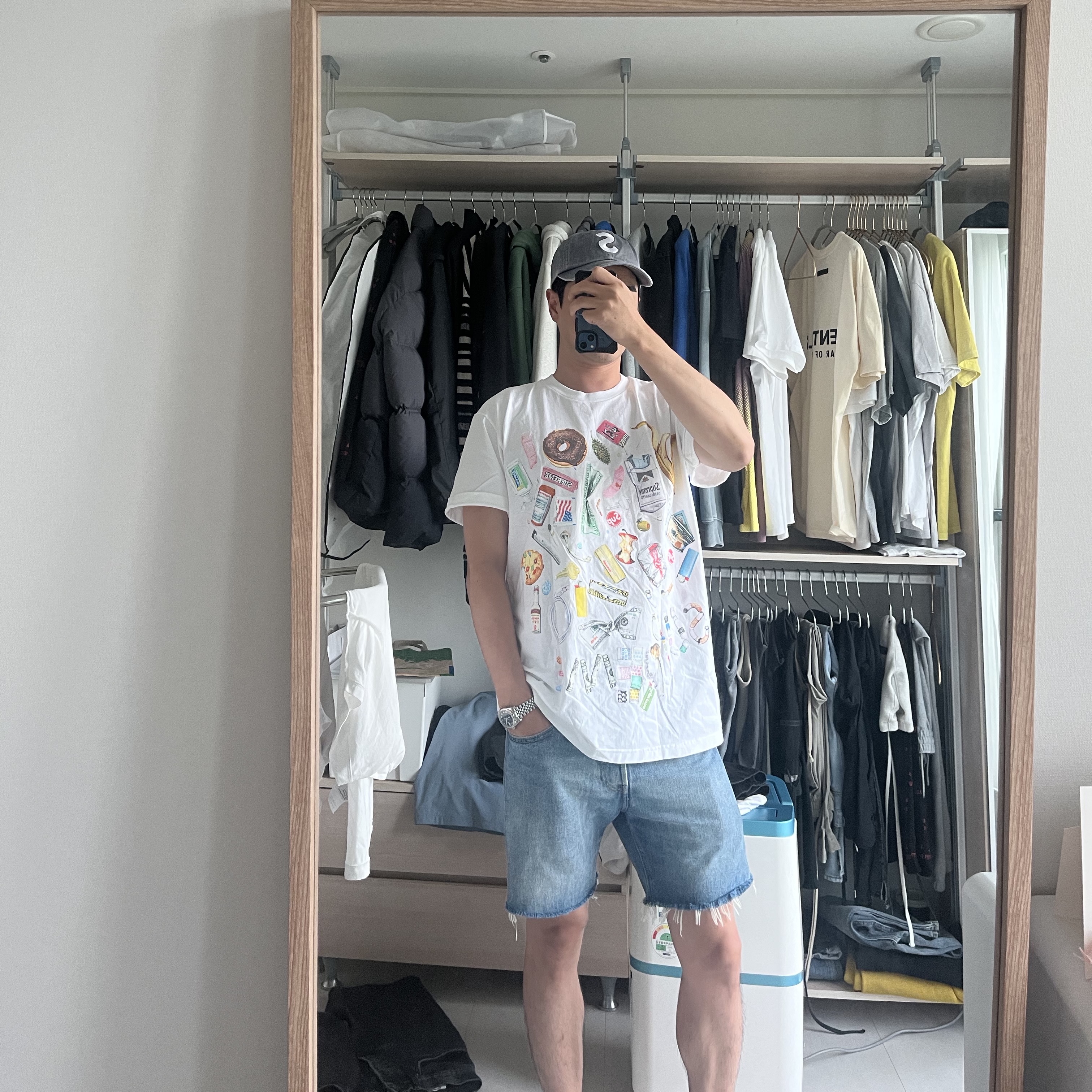 Supreme Trash T-Shirt White - 23SS, Supreme Pigment Print S Logo 6-Panel Grey - 22FW 착용 스타일