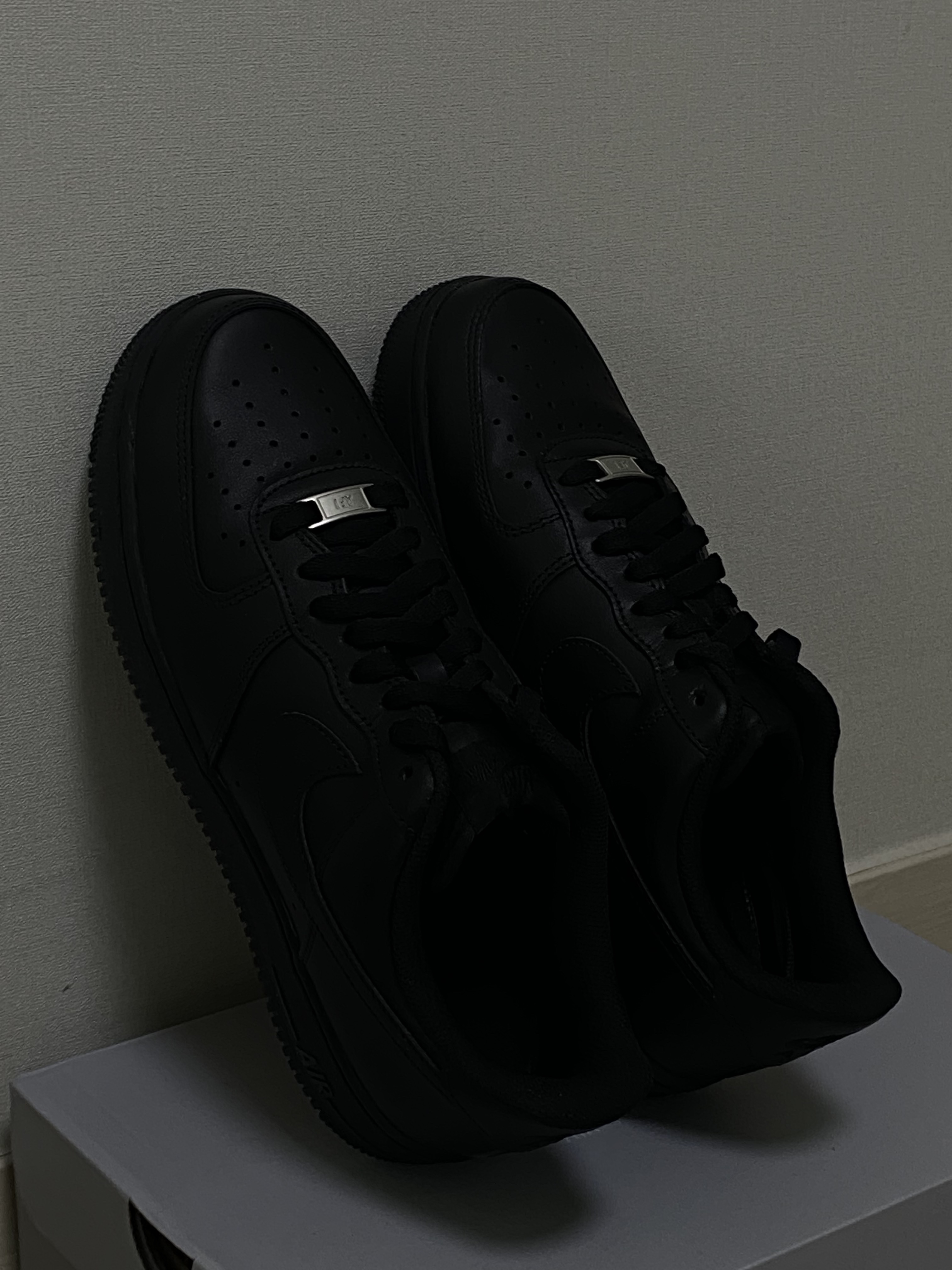 Nike Air Force 1 '07 Low Triple Black 착용 스타일 - 2