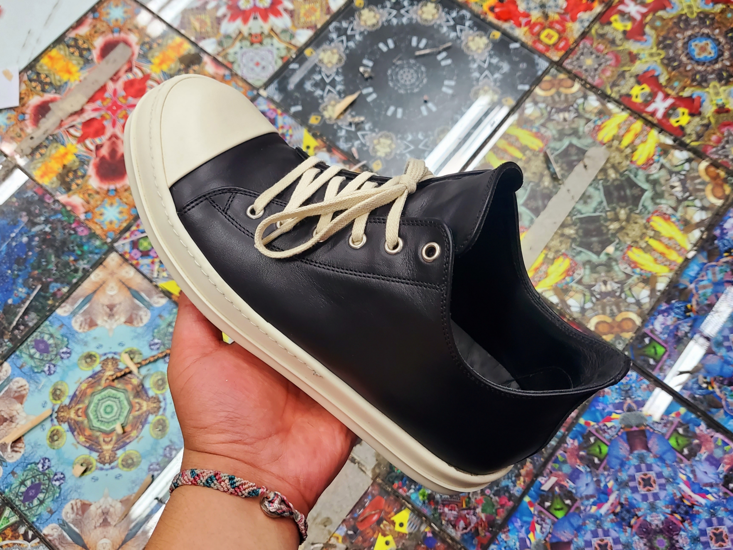 Rick Owens Full Grain Calf Leather Strobe Low Sneakers Black Milk White 착용 스타일 - 3