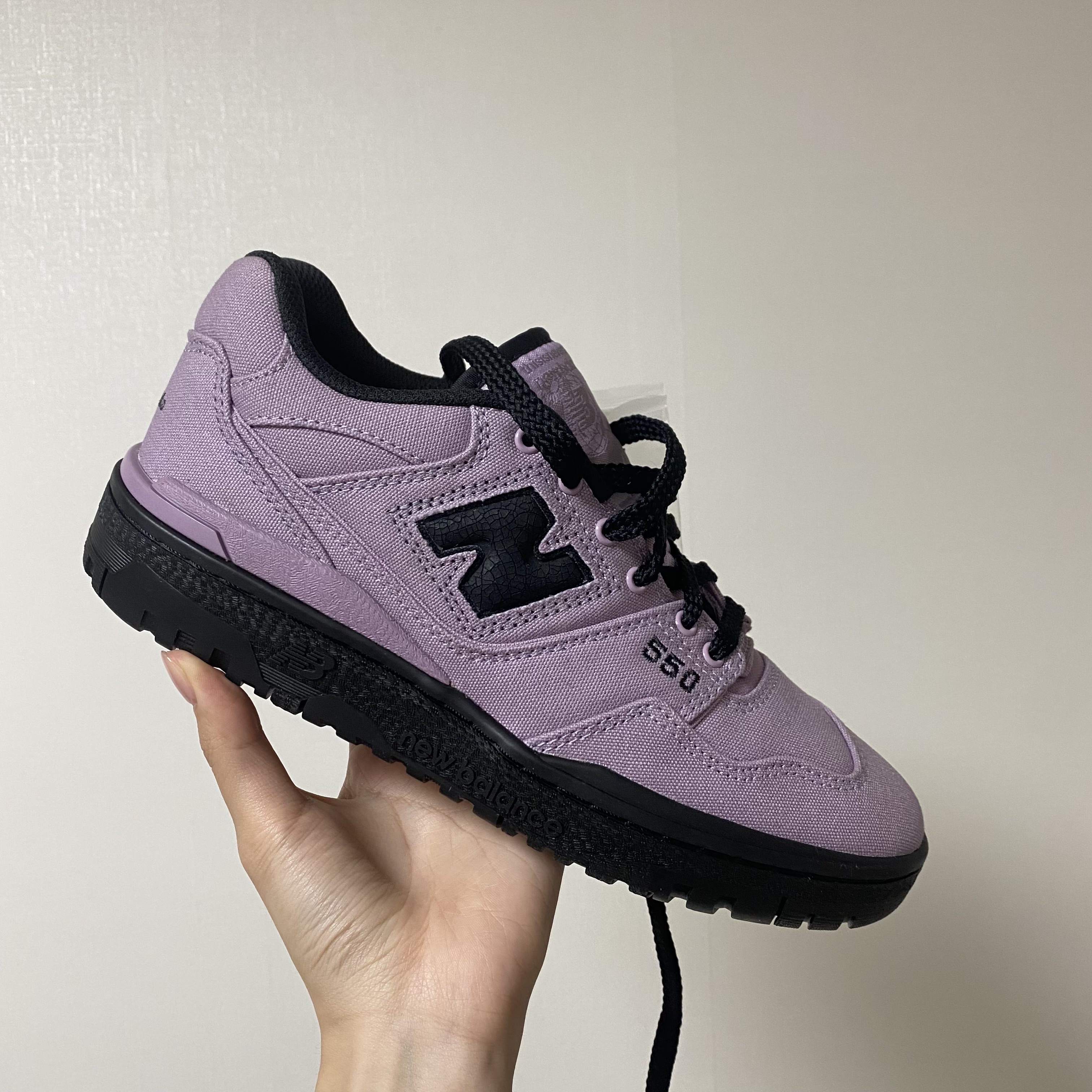New Balance x Thisisneverthat 550 Lavender Black 착용 스타일