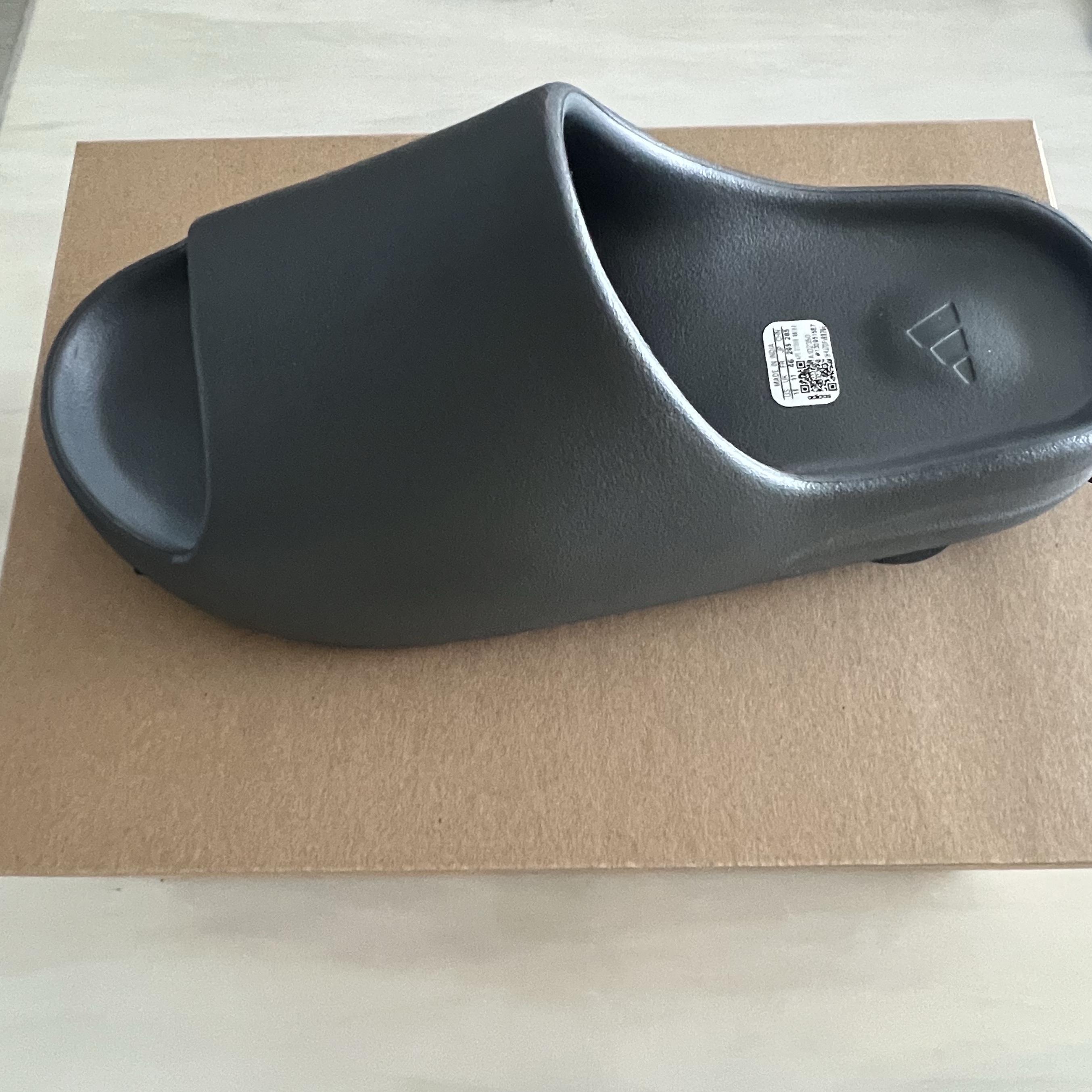 Adidas Yeezy Slide Slate Grey 착용 스타일