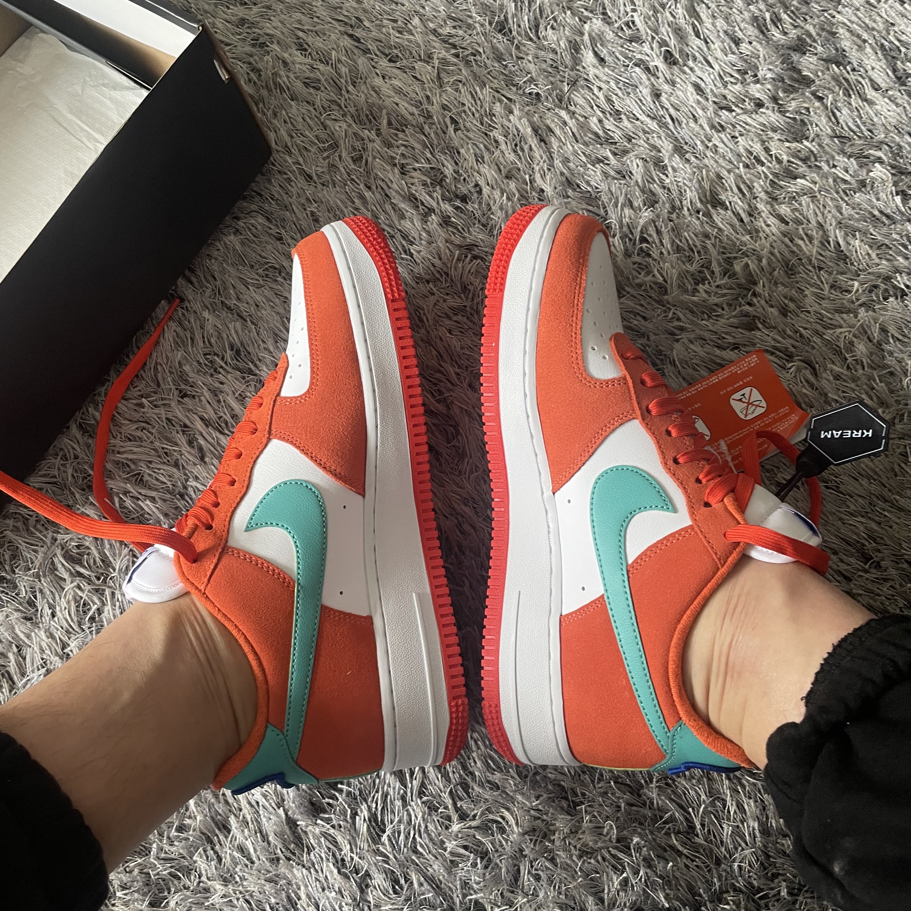 Nike Air Force 1 '07 LV8 Athletic Club Rush Orange Washed Teal 착용 스타일 - 3